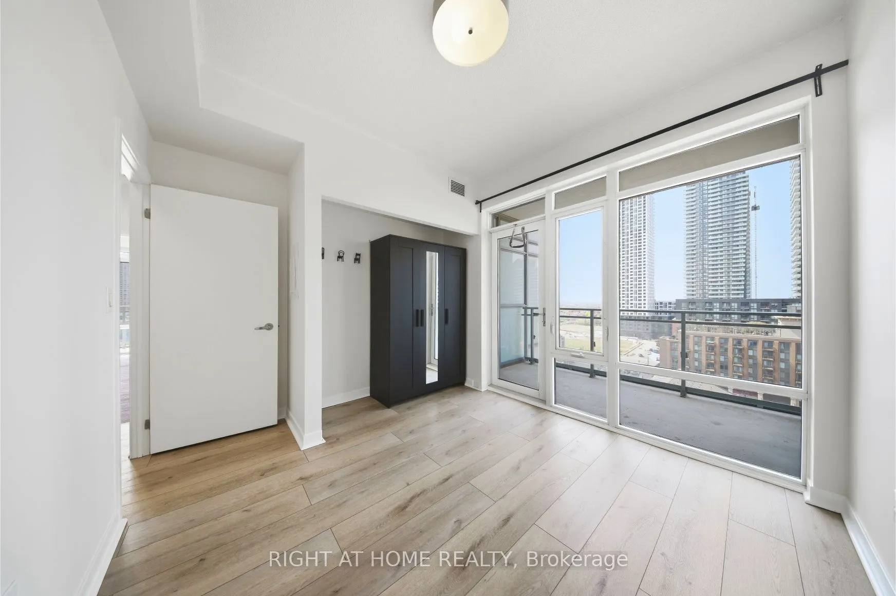 365 Prince Of Wales Drive #1105