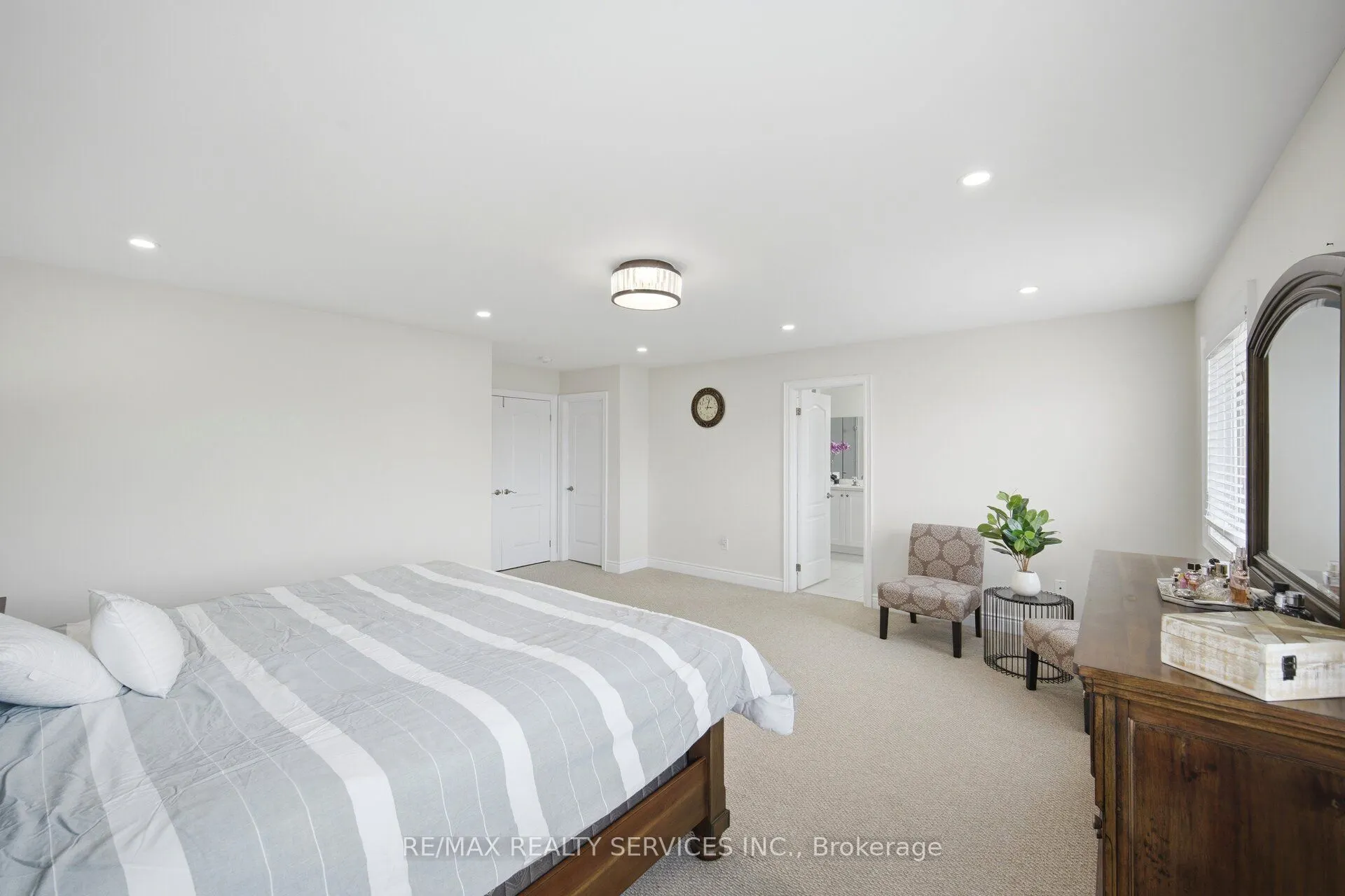 152 Newhouse Boulevard