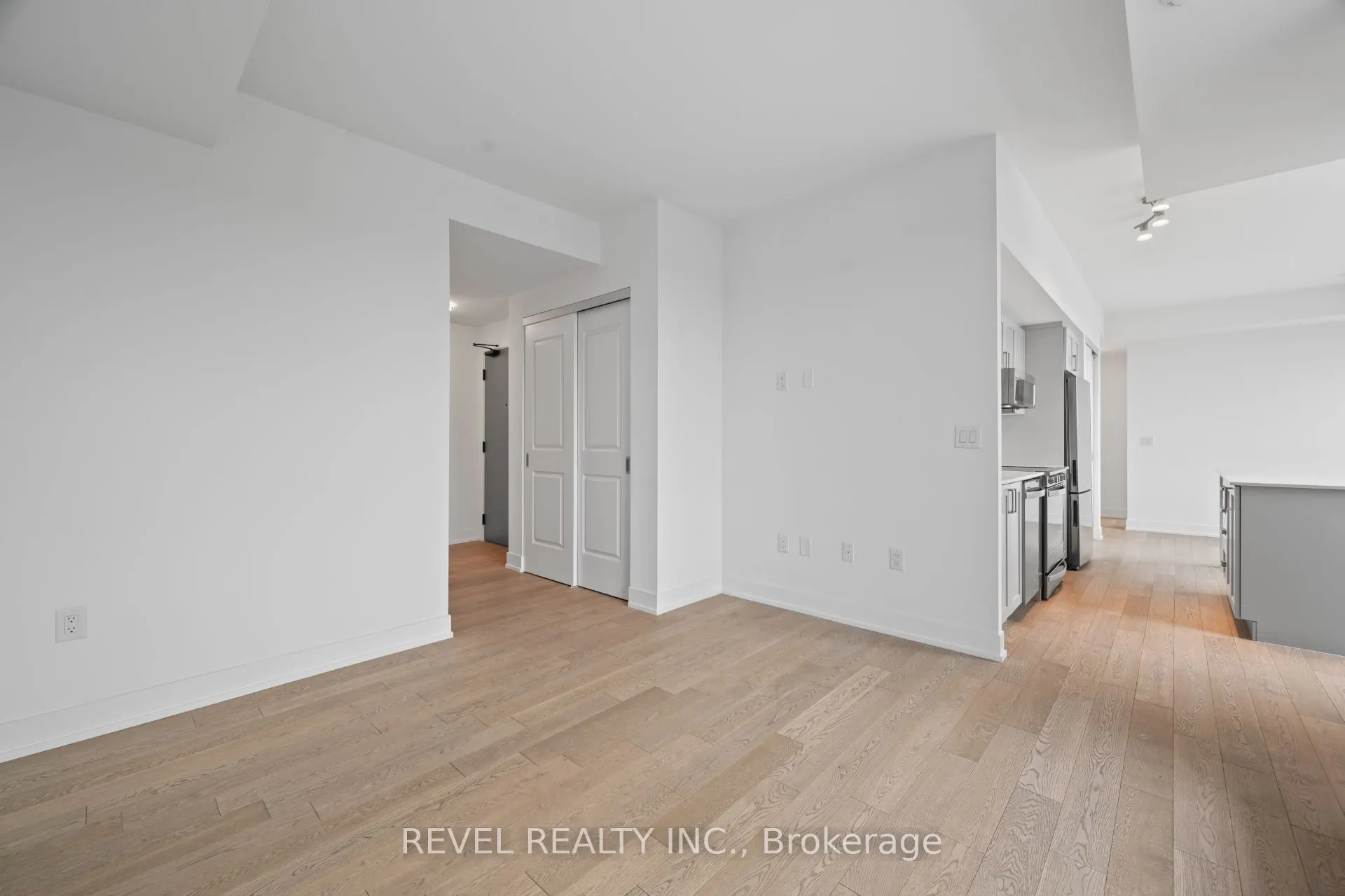 1063 Douglas Mccurdy Common #901