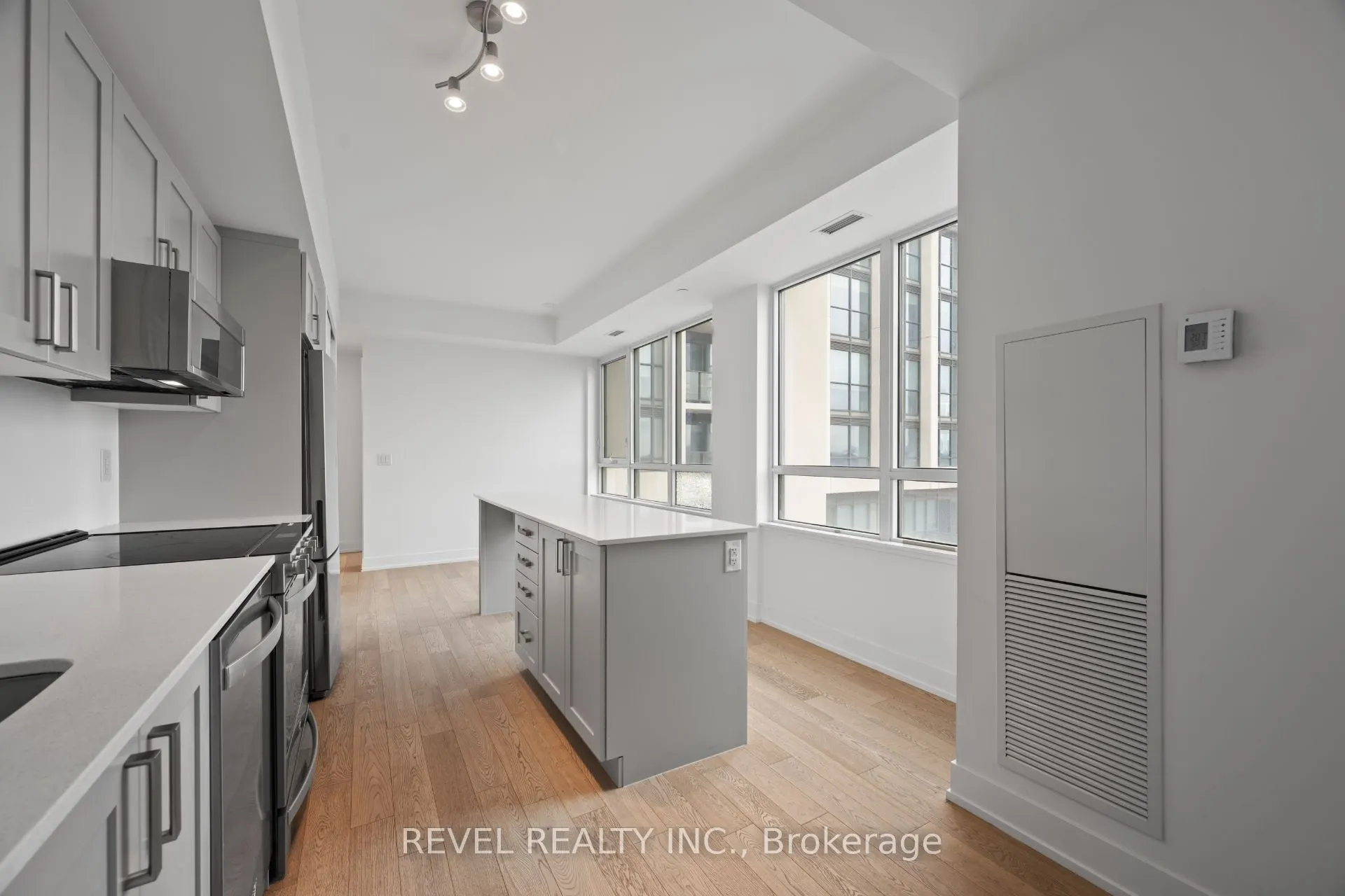 1063 Douglas Mccurdy Common #901