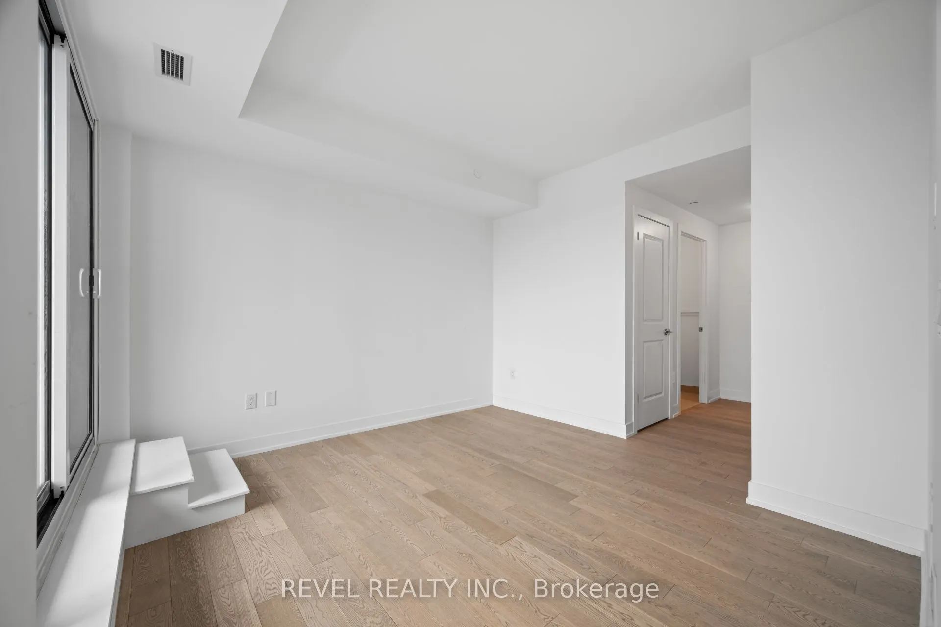 1063 Douglas Mccurdy Common #901