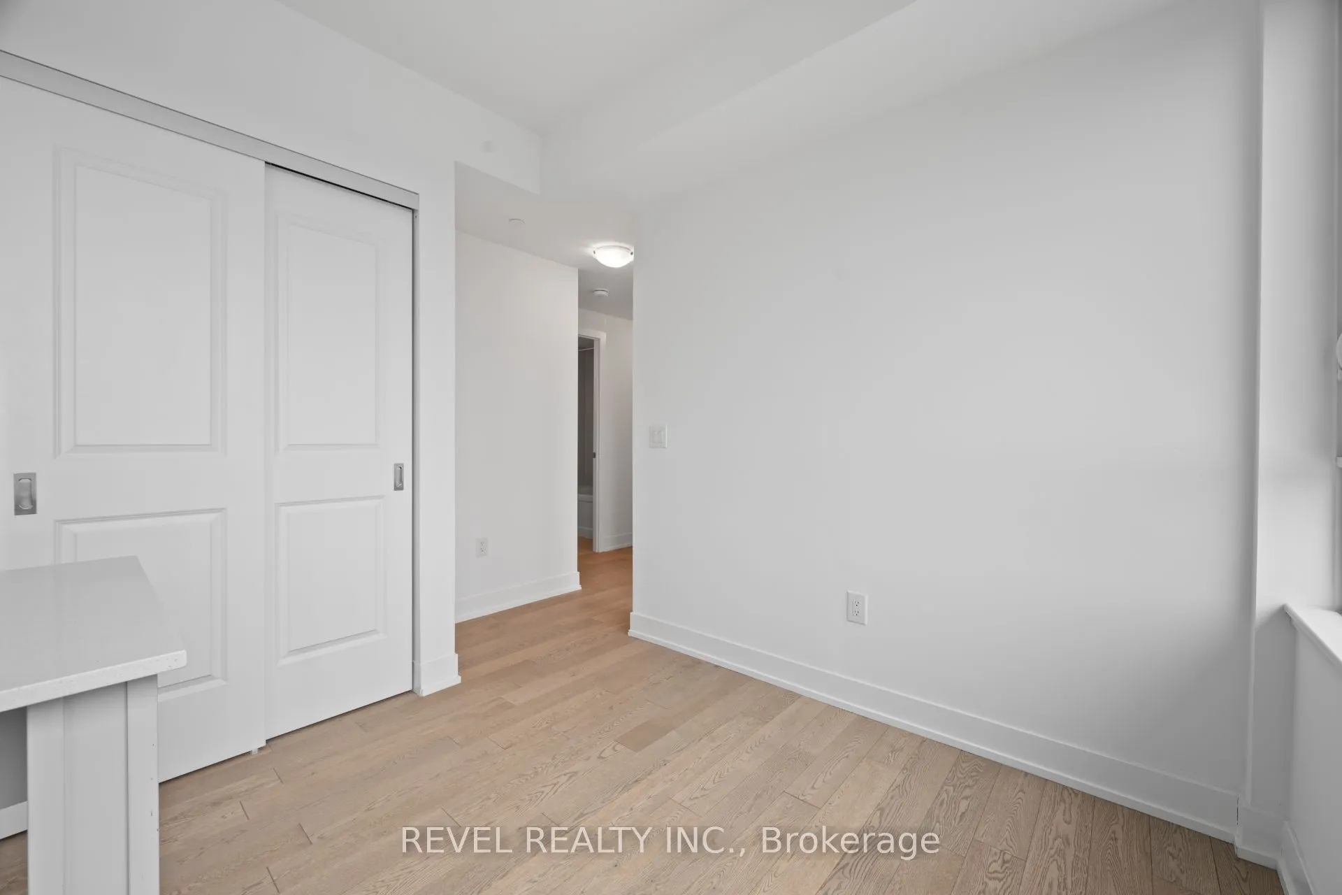 1063 Douglas Mccurdy Common #901