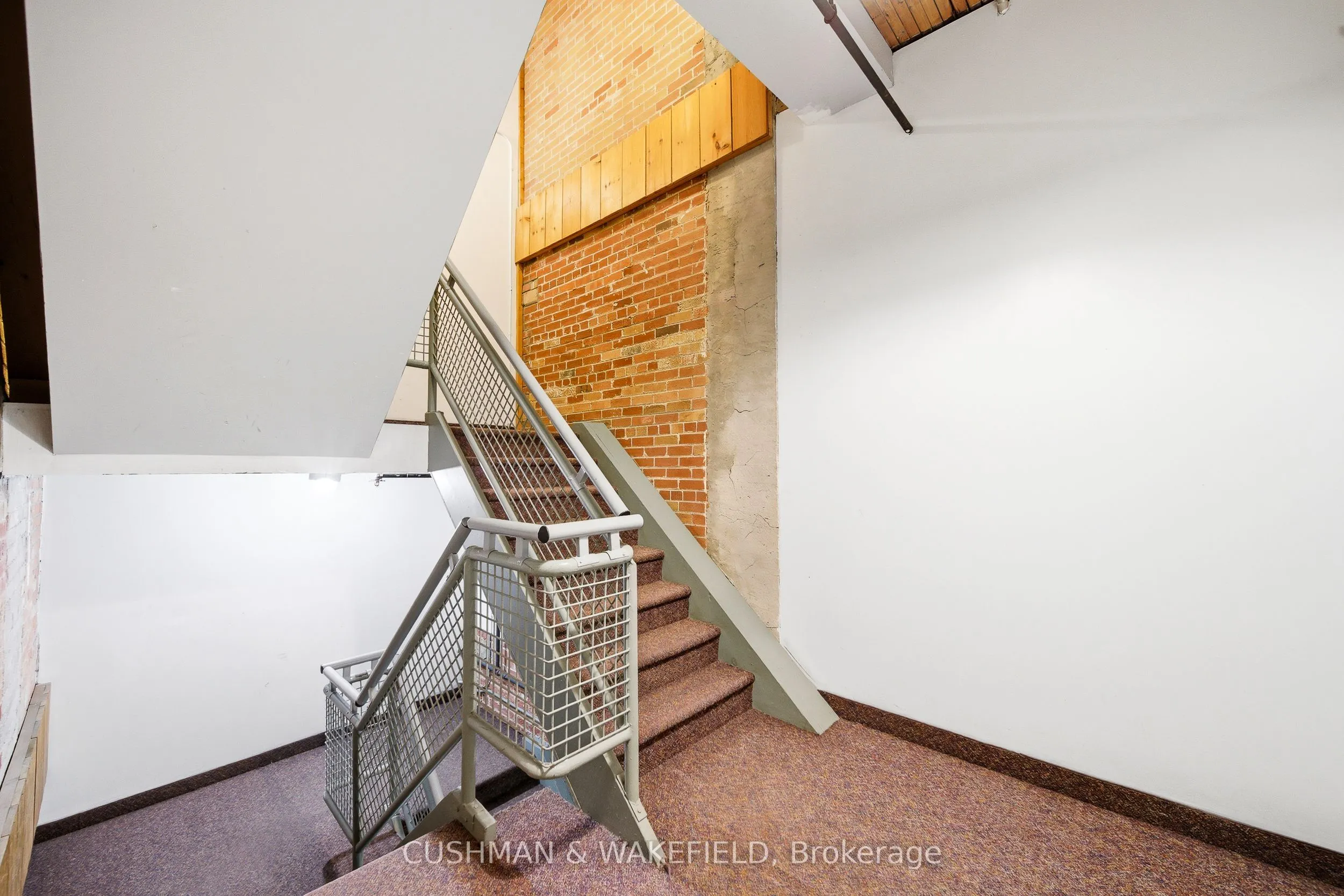 34 Noble Street S