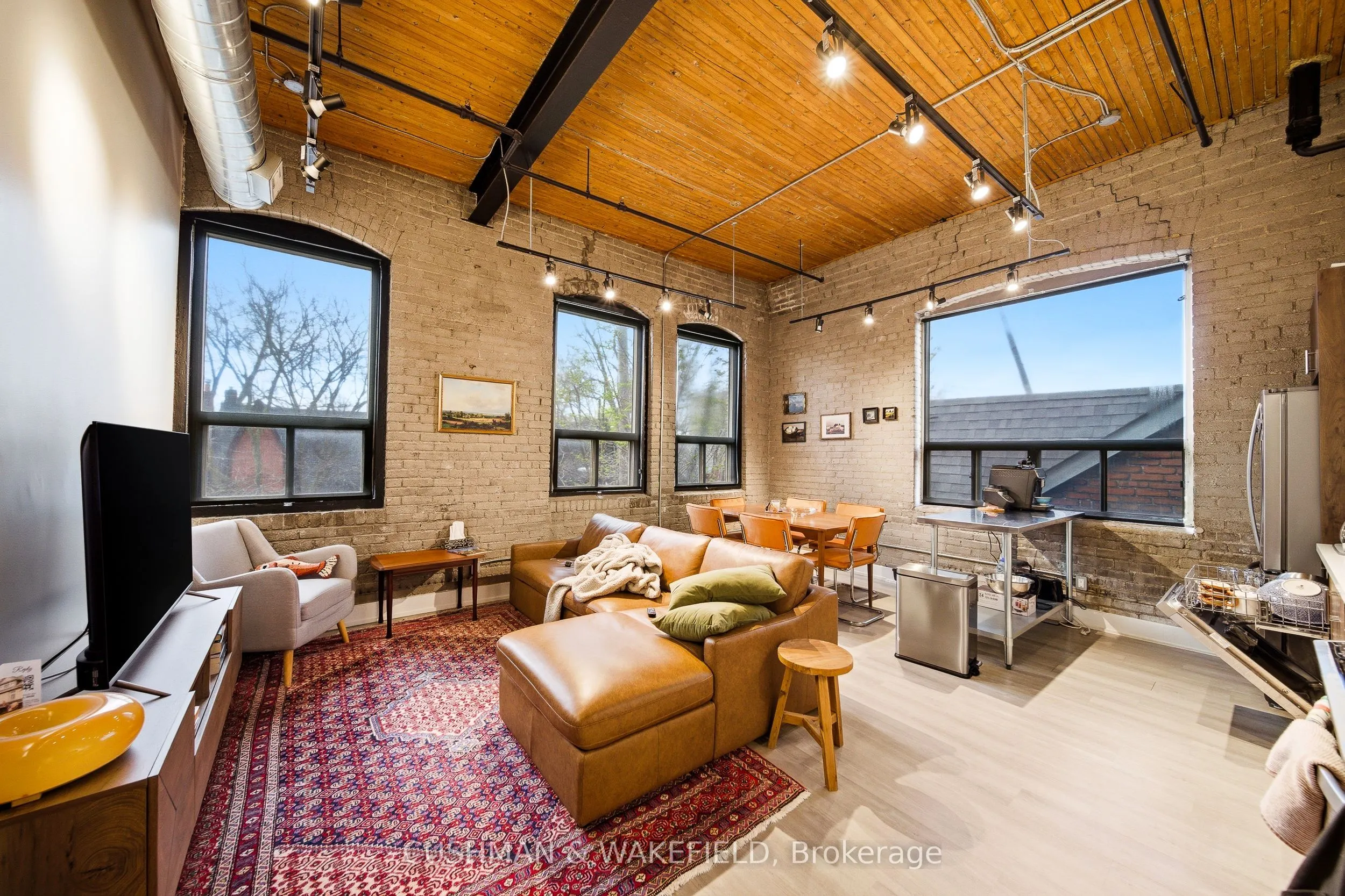 34 Noble Street S