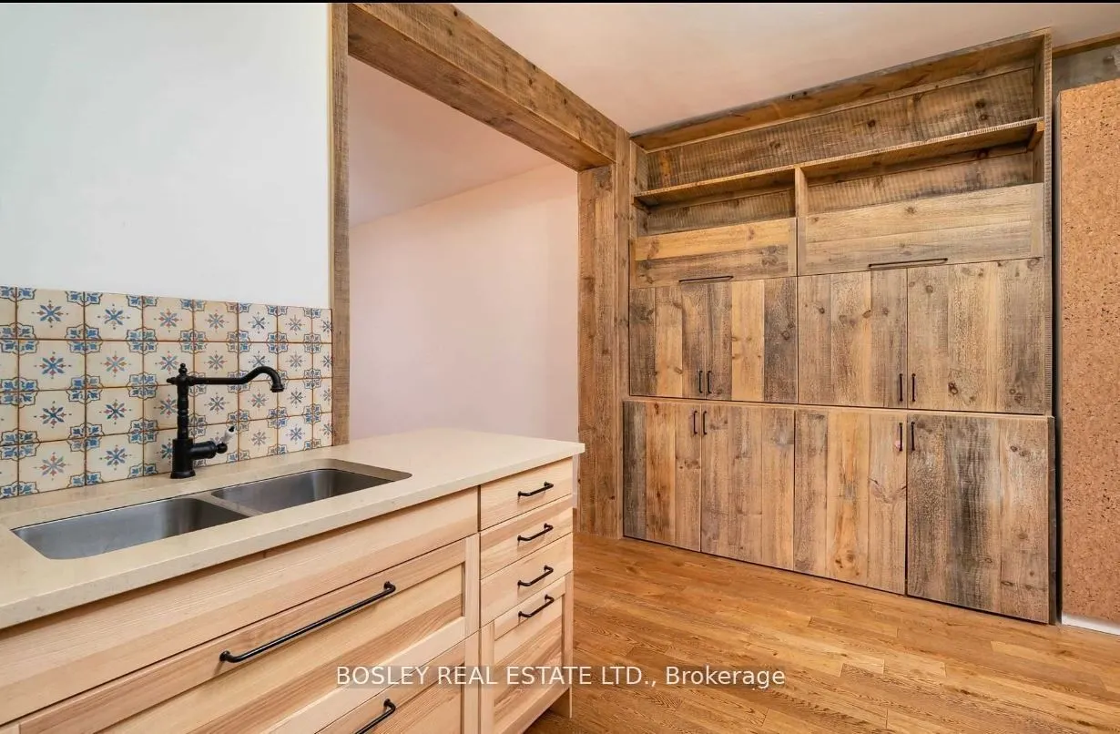 2994 Dundas Street W #Upper