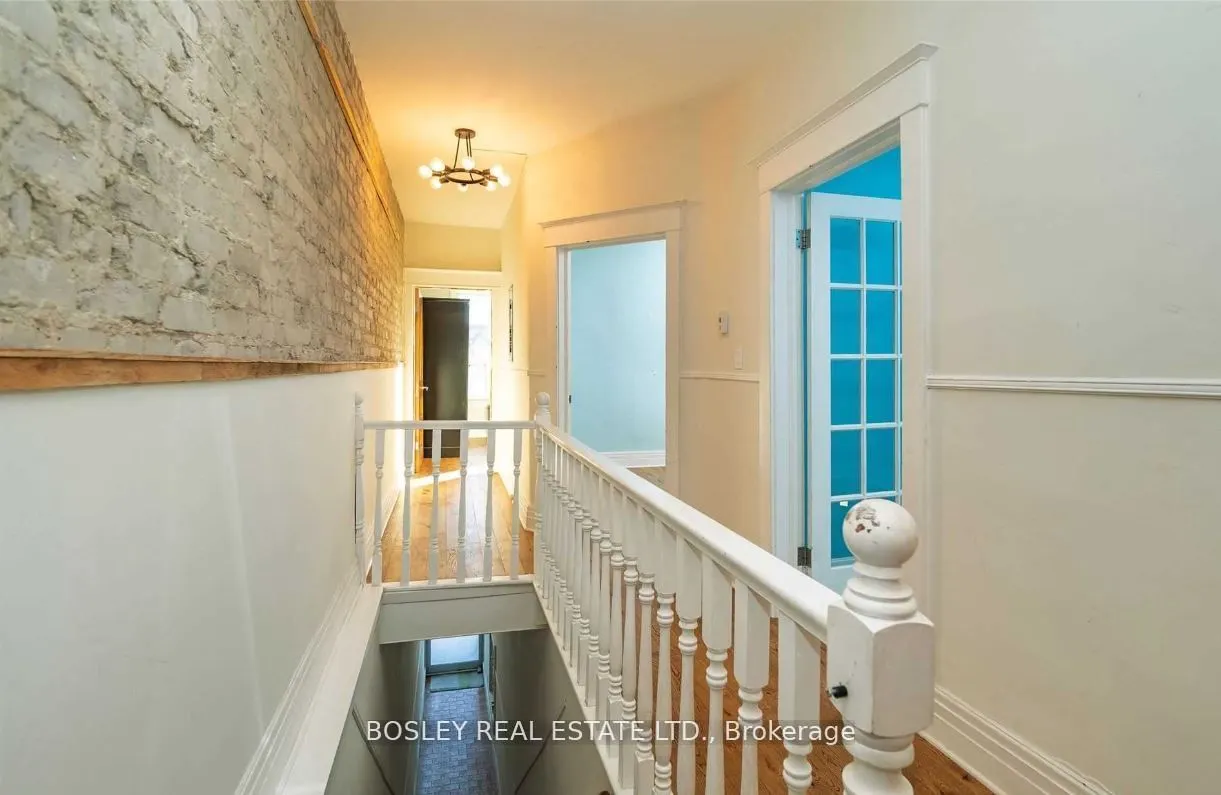 2994 Dundas Street W #Upper