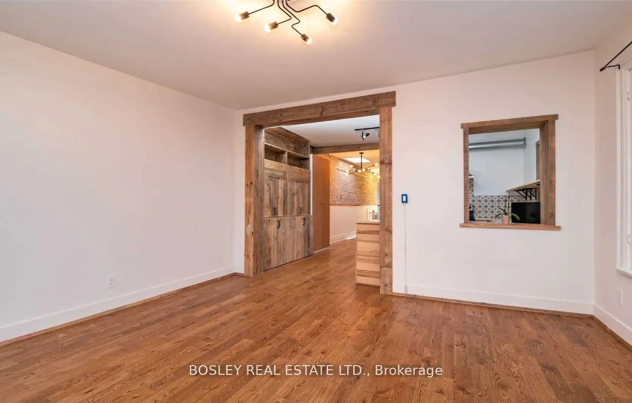 2994 Dundas Street W #Upper