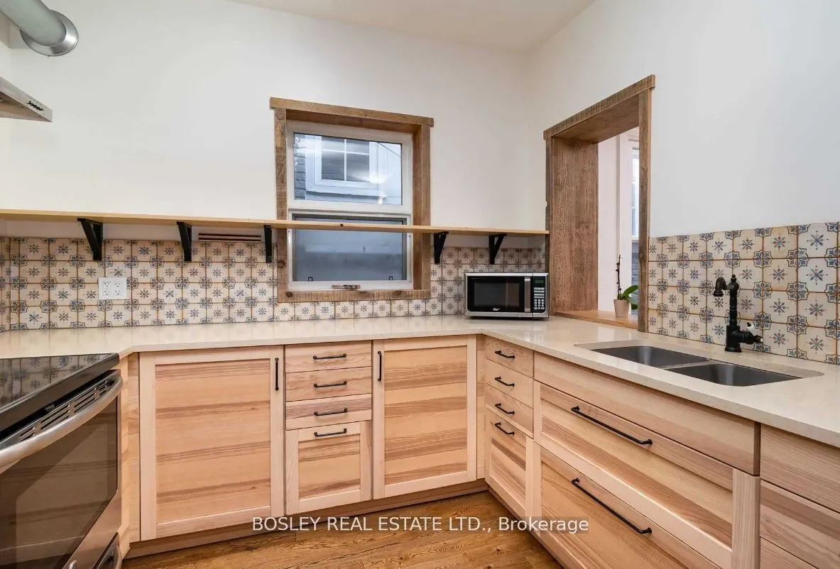 2994 Dundas Street W #Upper