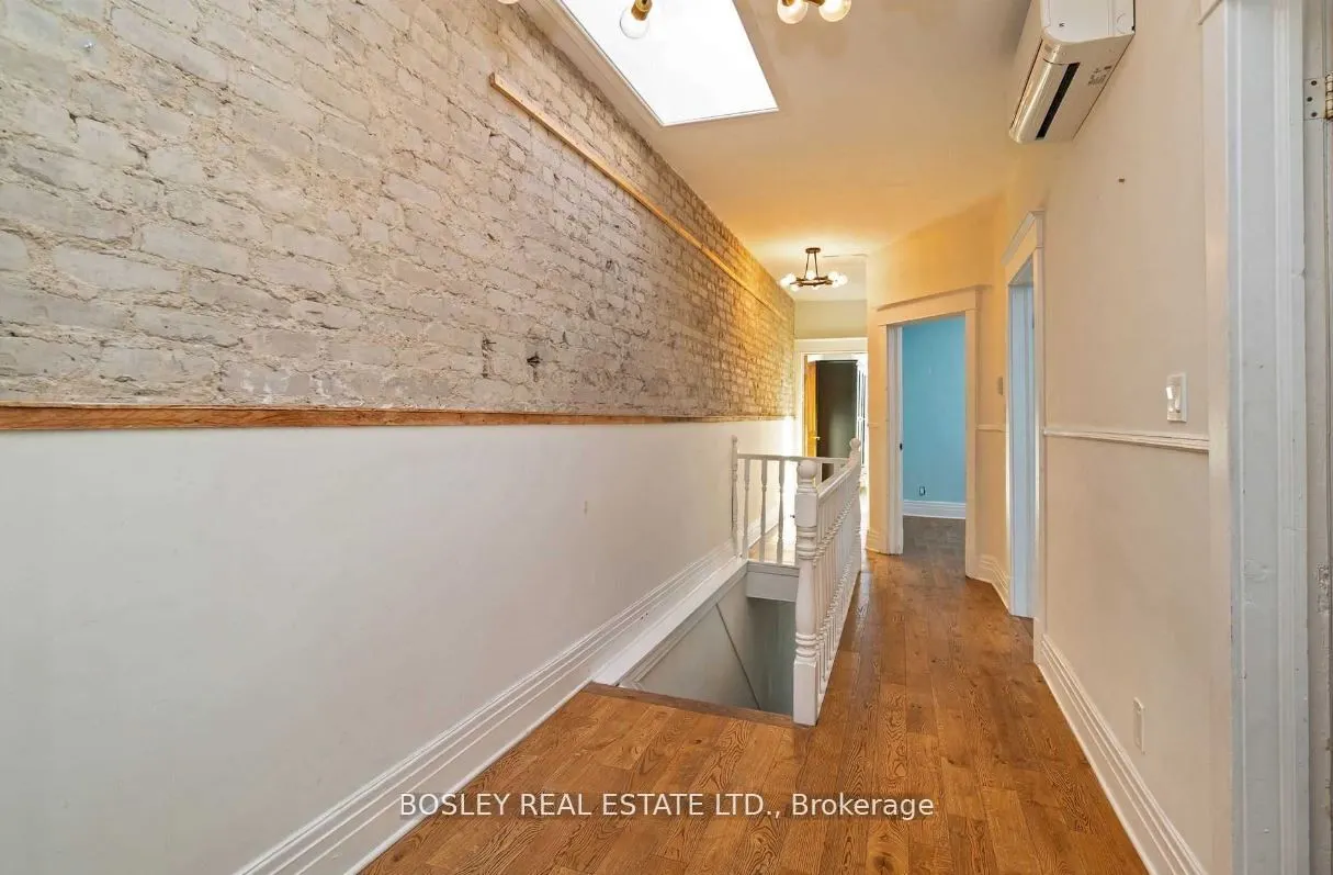 2994 Dundas Street W #Upper