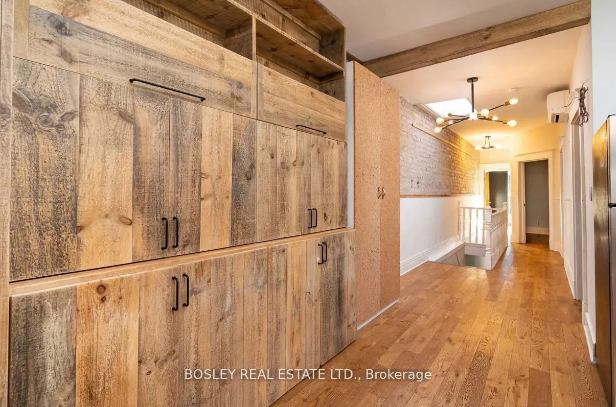 2994 Dundas Street W #Upper