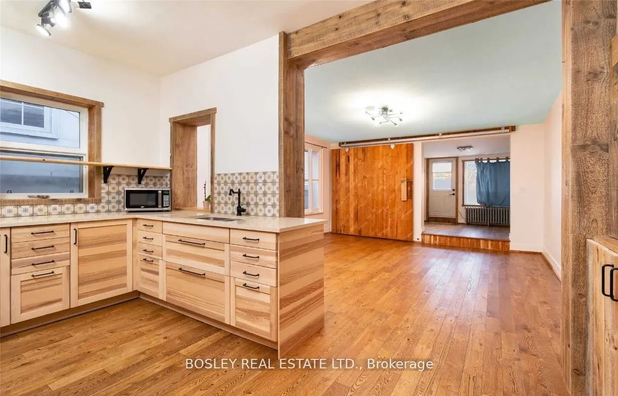 2994 Dundas Street W #Upper