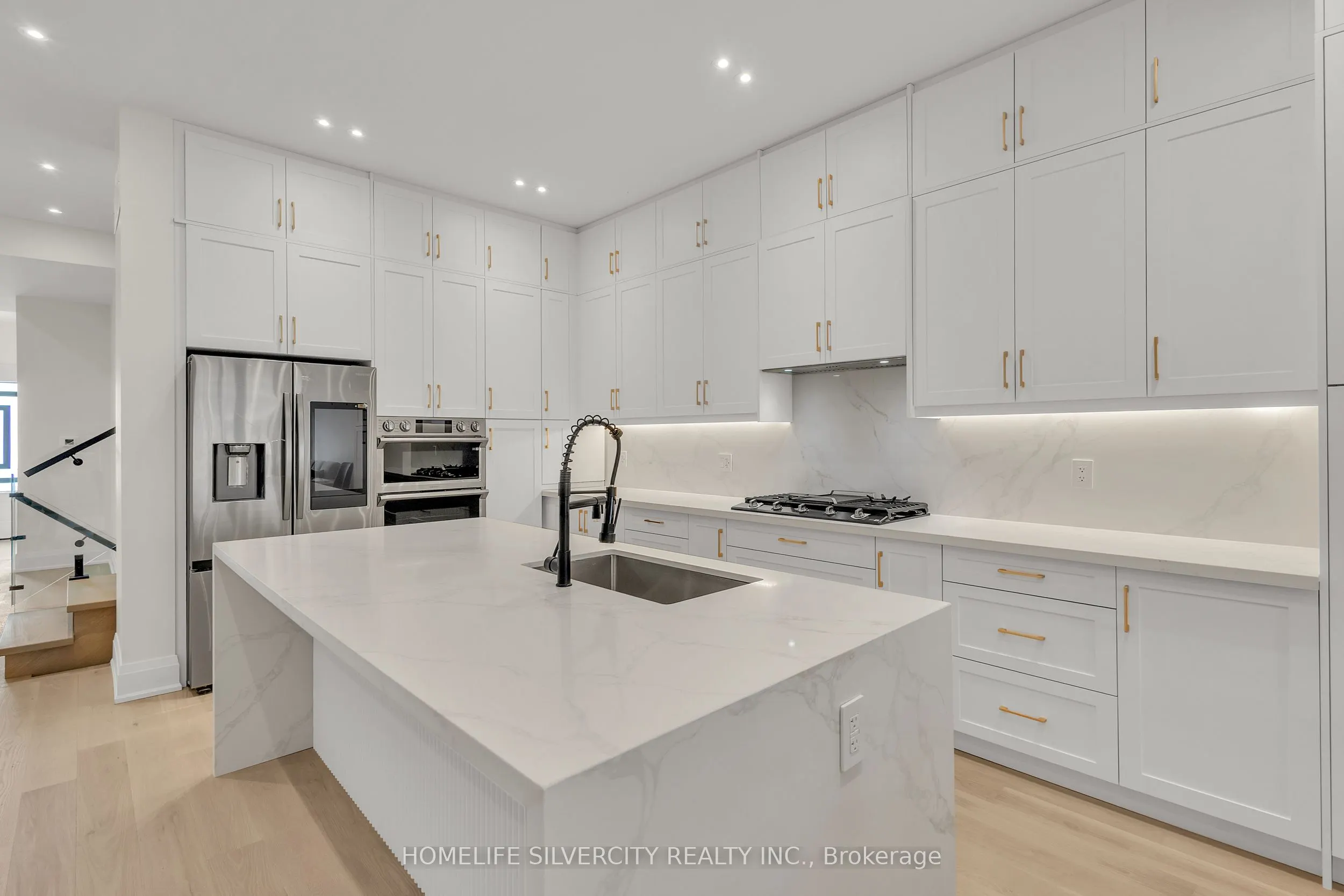 25A Pine Avenue N