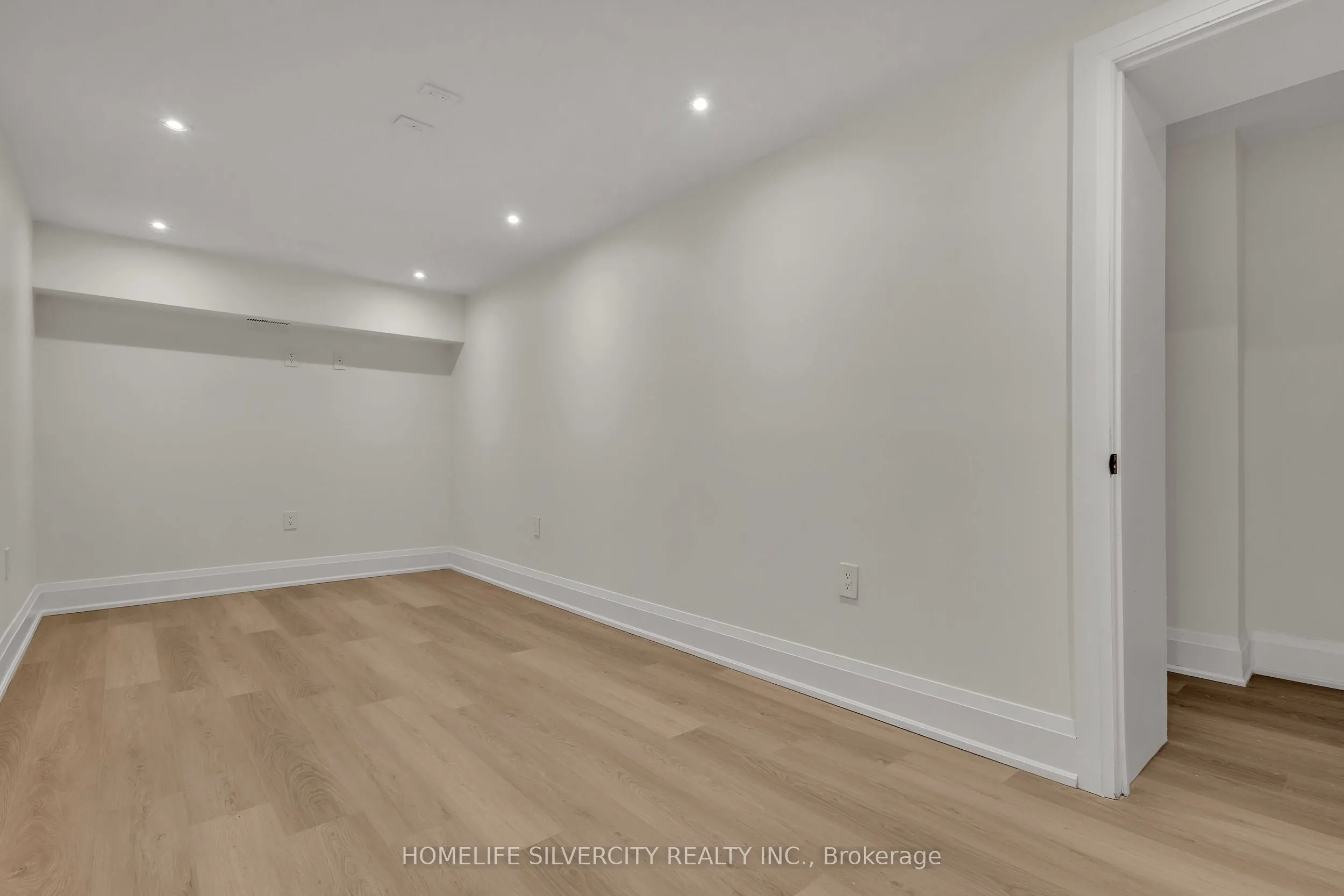 25A Pine Avenue N