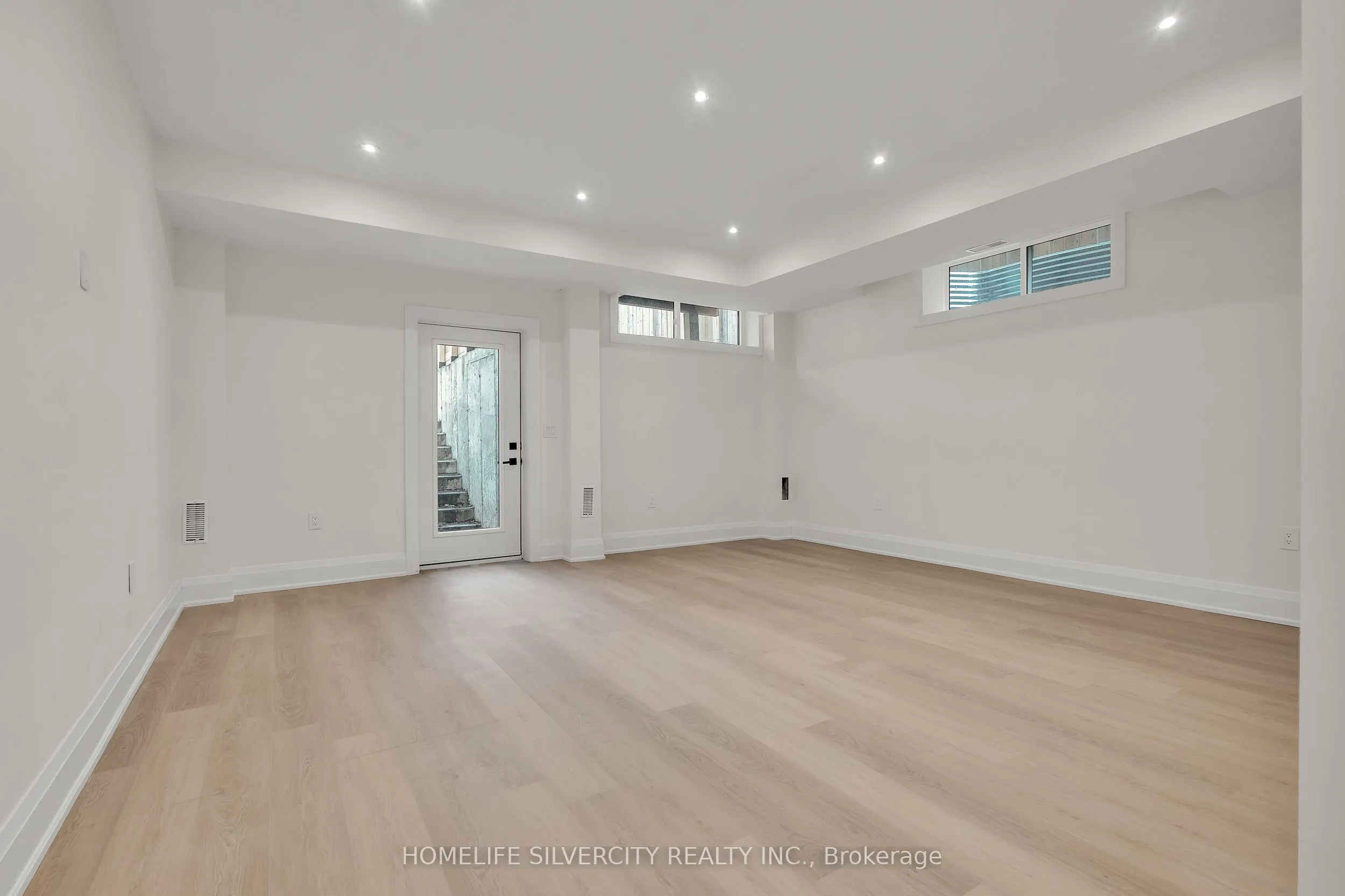 25A Pine Avenue N
