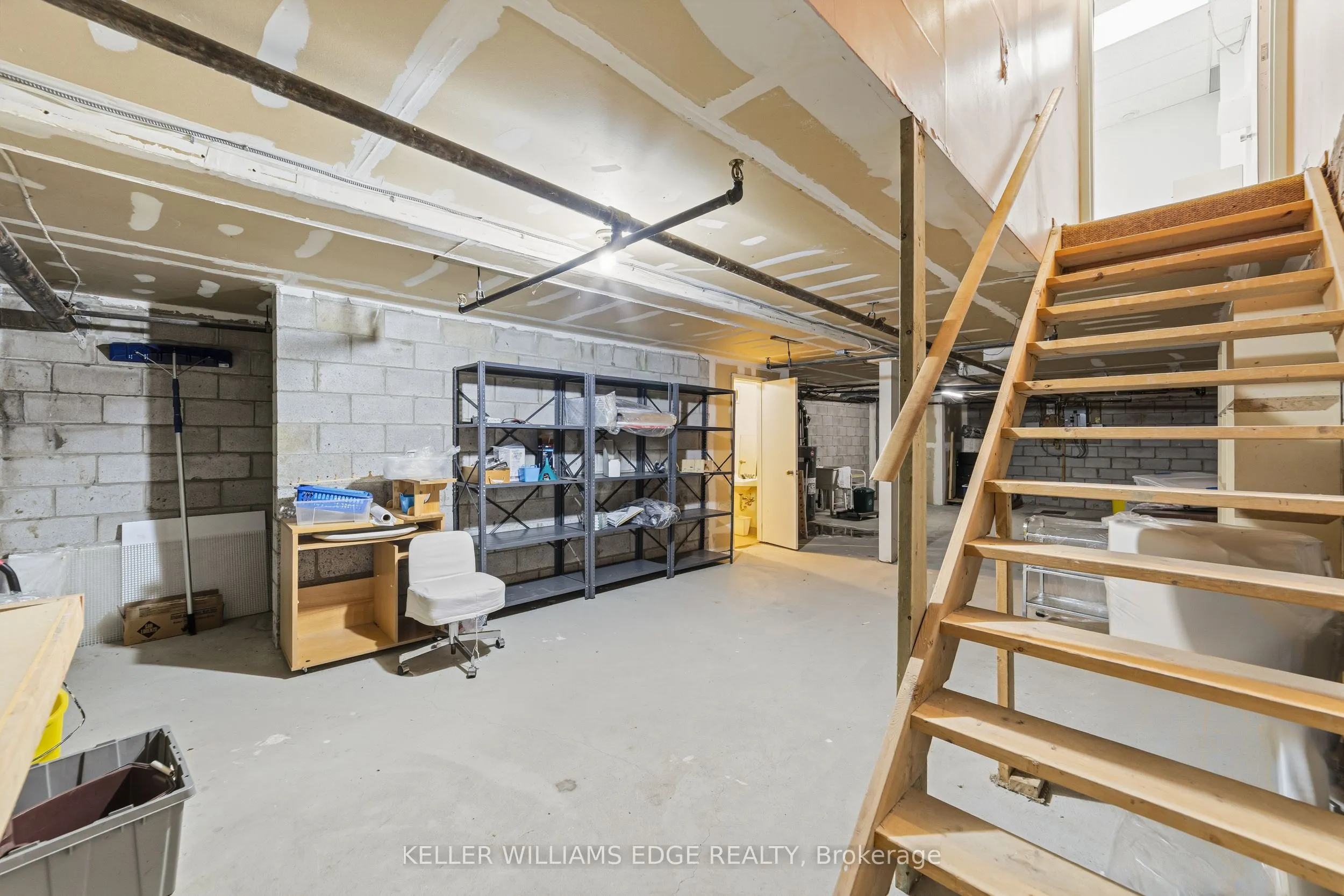 4136 Dundas Street W