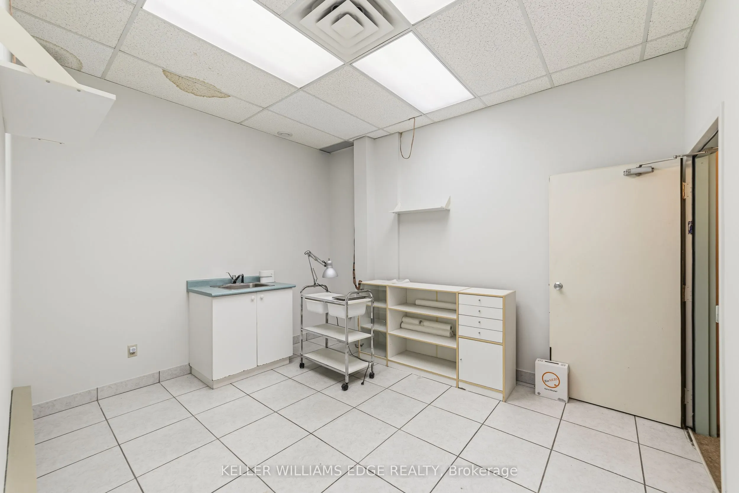 4136 Dundas Street W