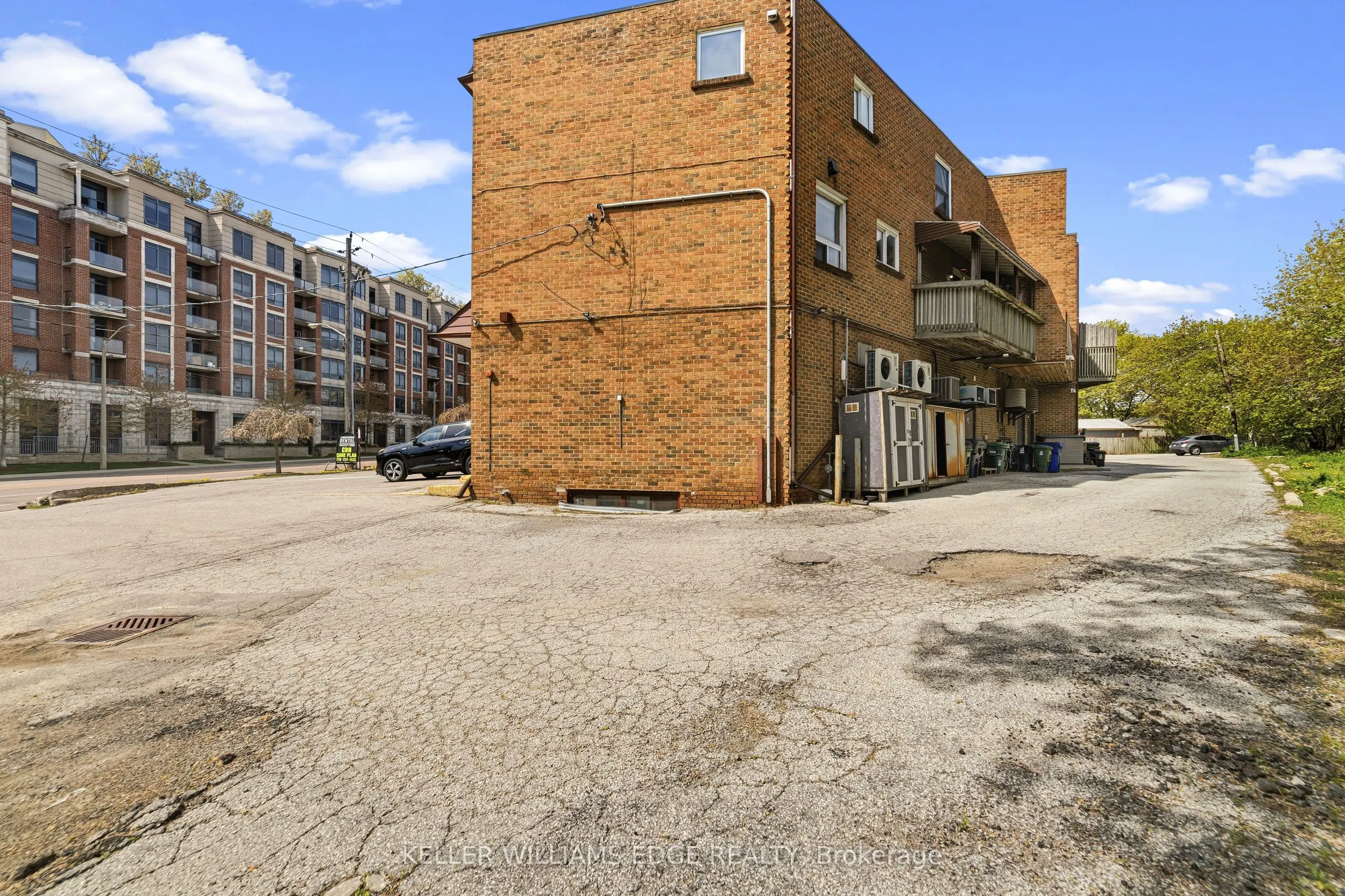 4136 Dundas Street W