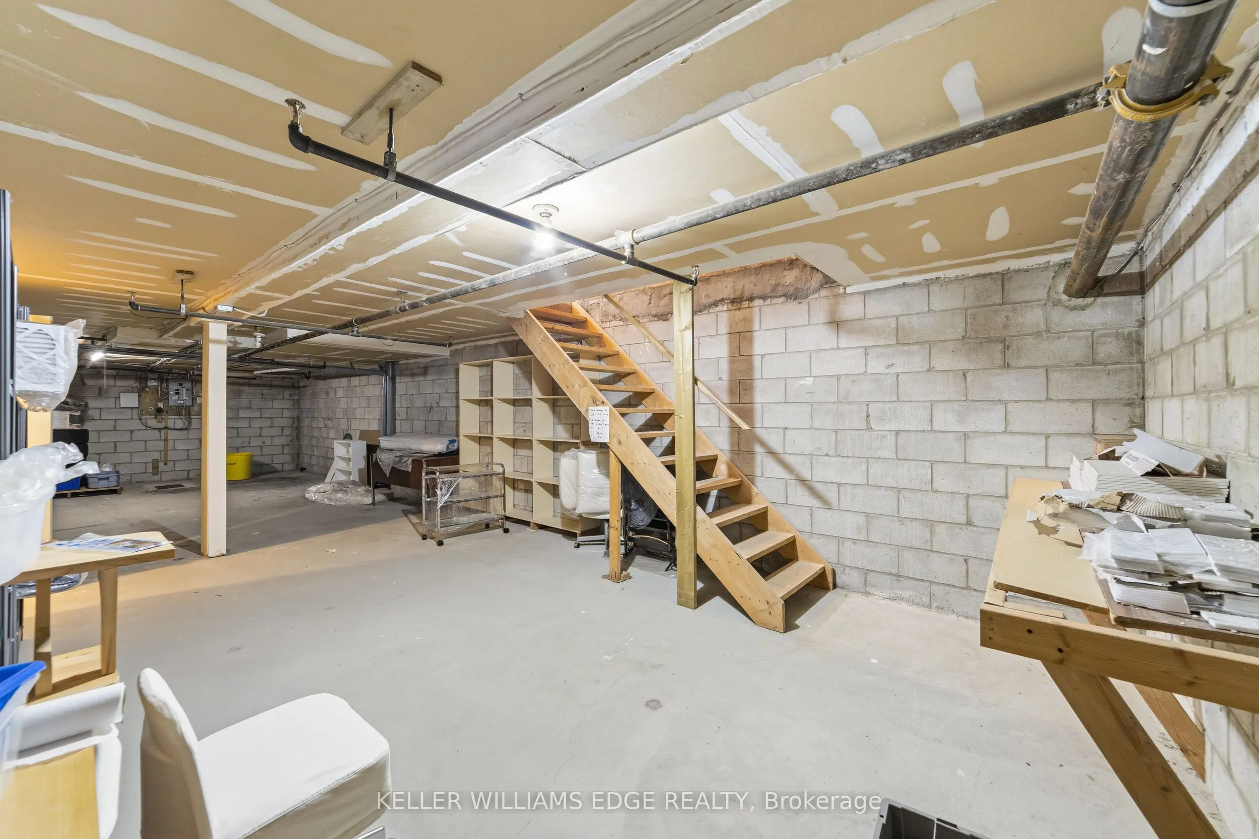 4136 Dundas Street W
