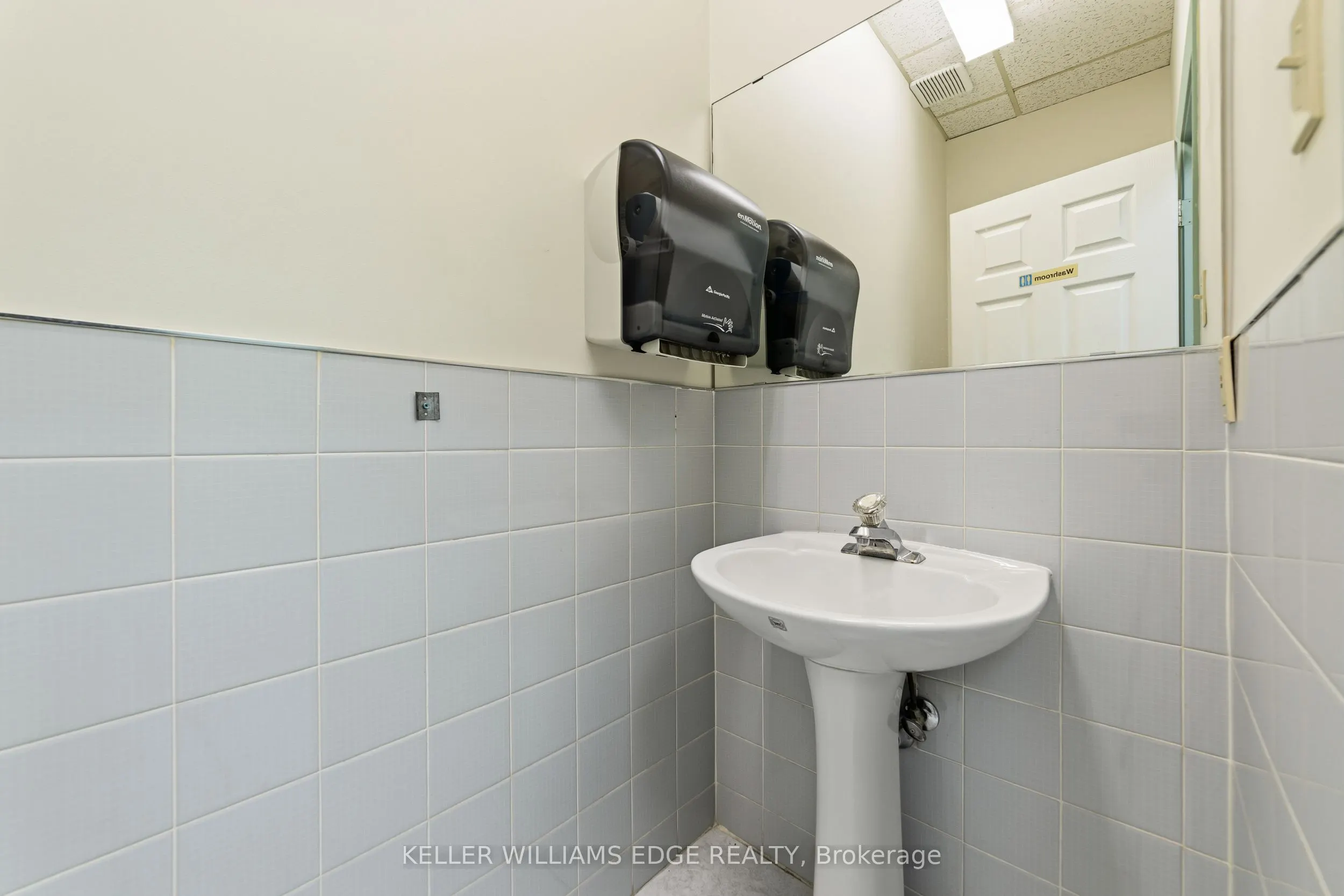 4136 Dundas Street W