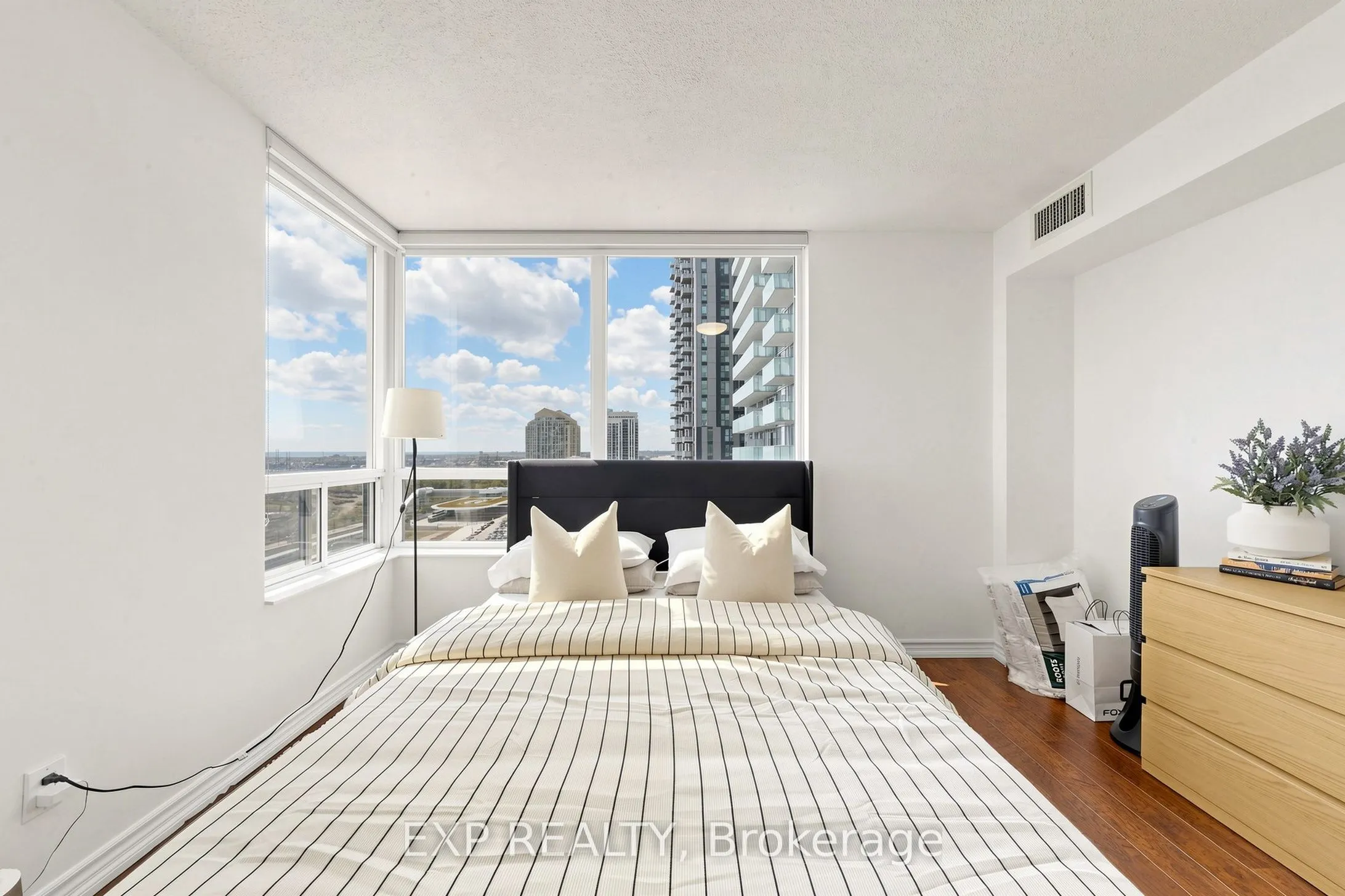5233 Dundas Street W ##1428