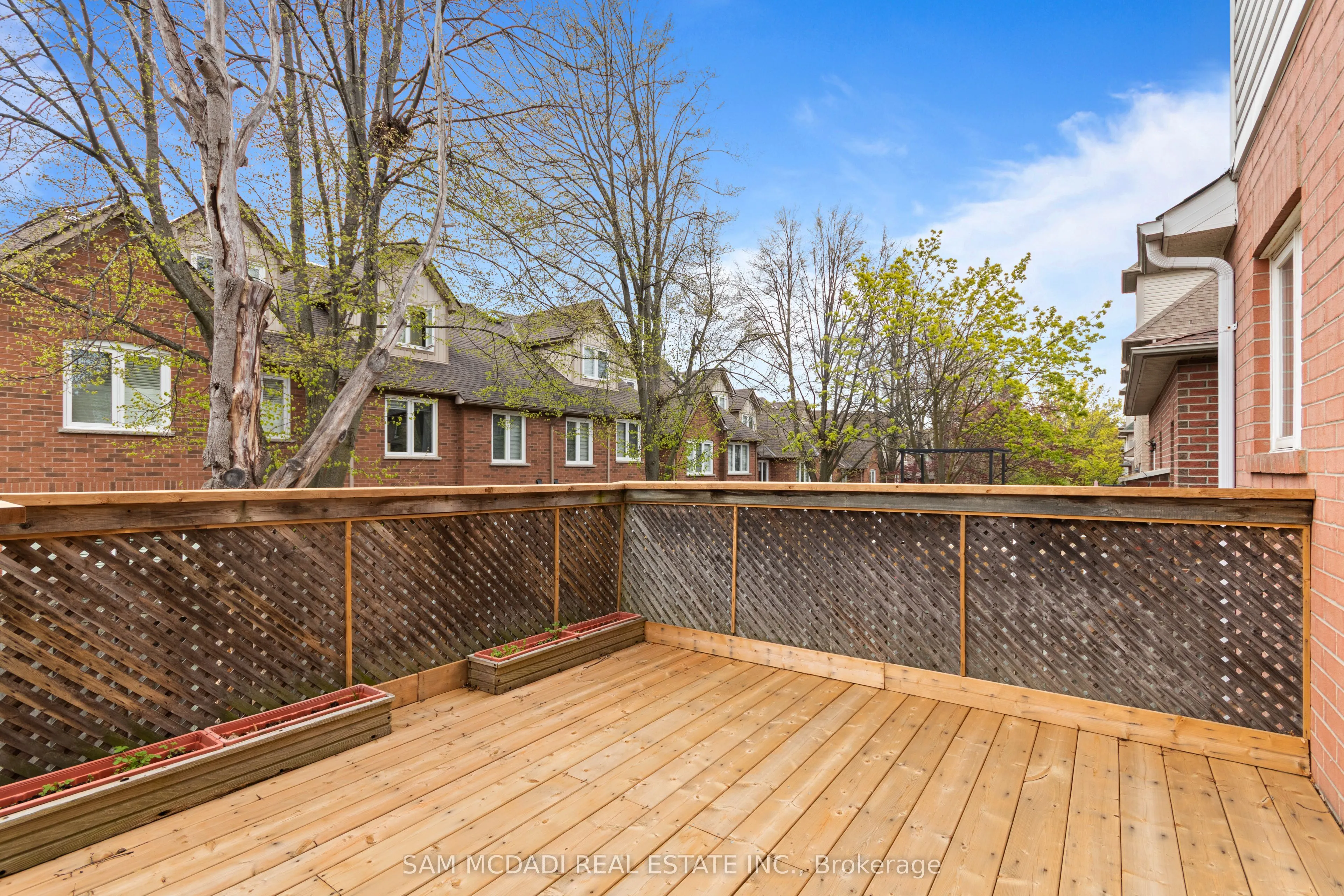 964 Queen Street W