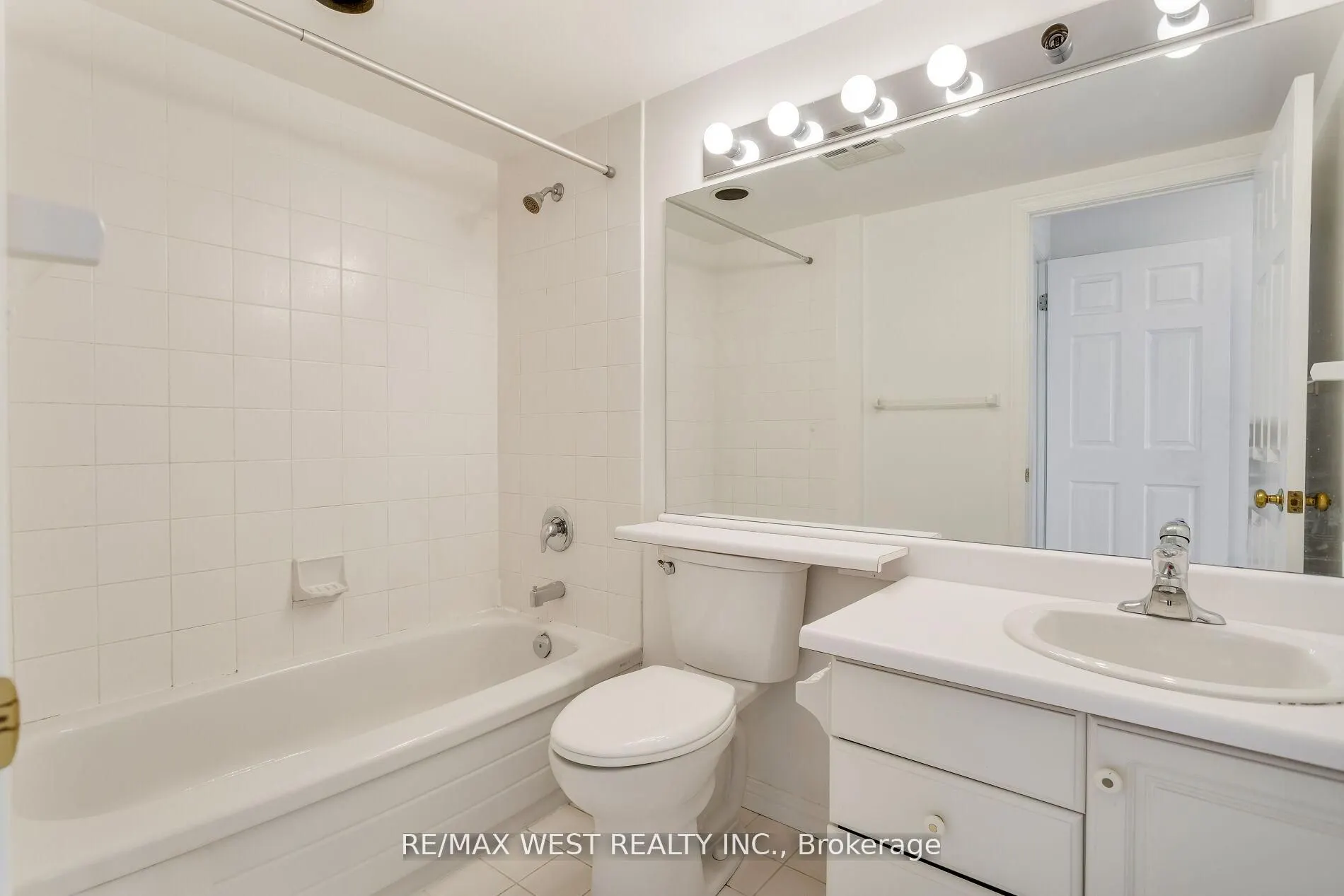 1 Aberfoyle Crescent #411