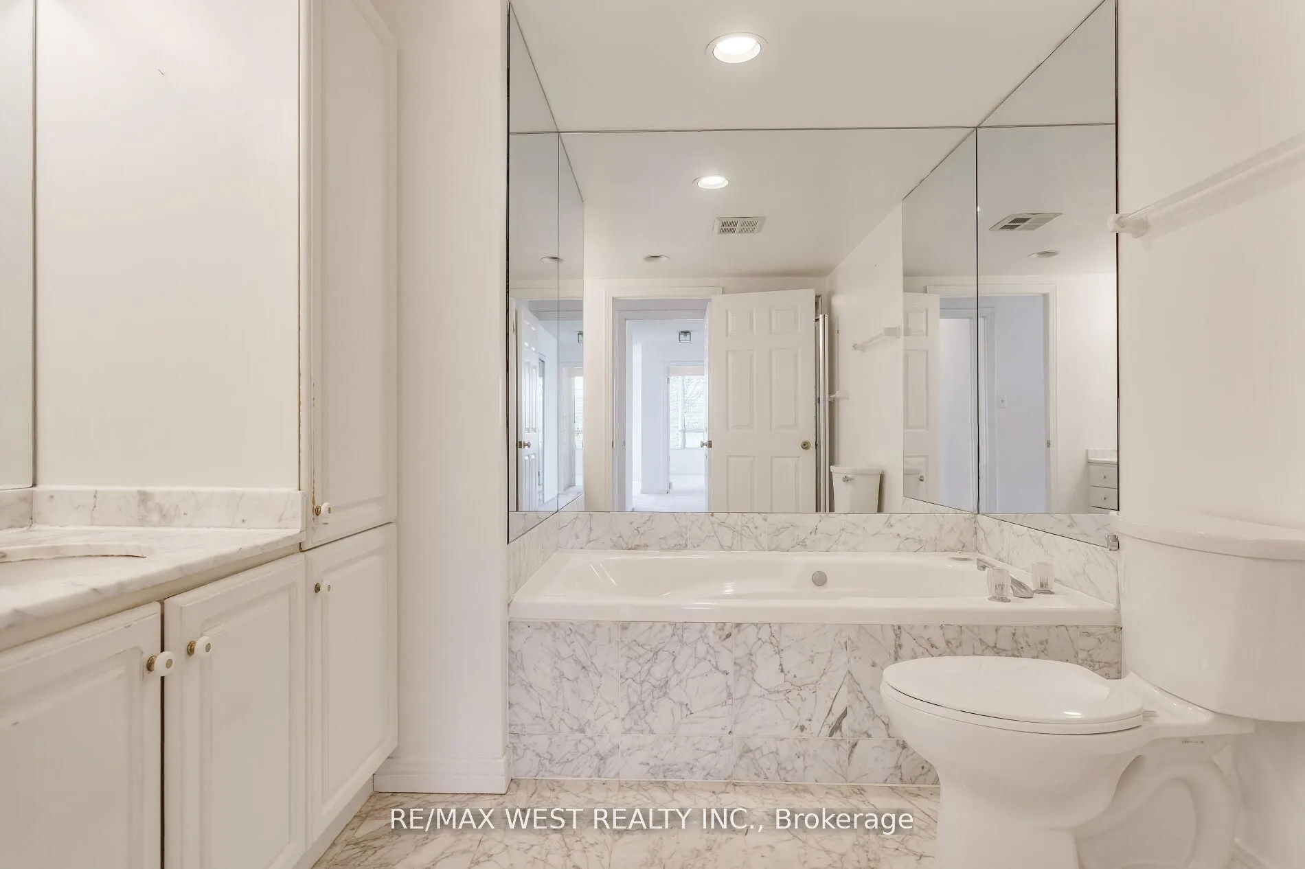 1 Aberfoyle Crescent #411