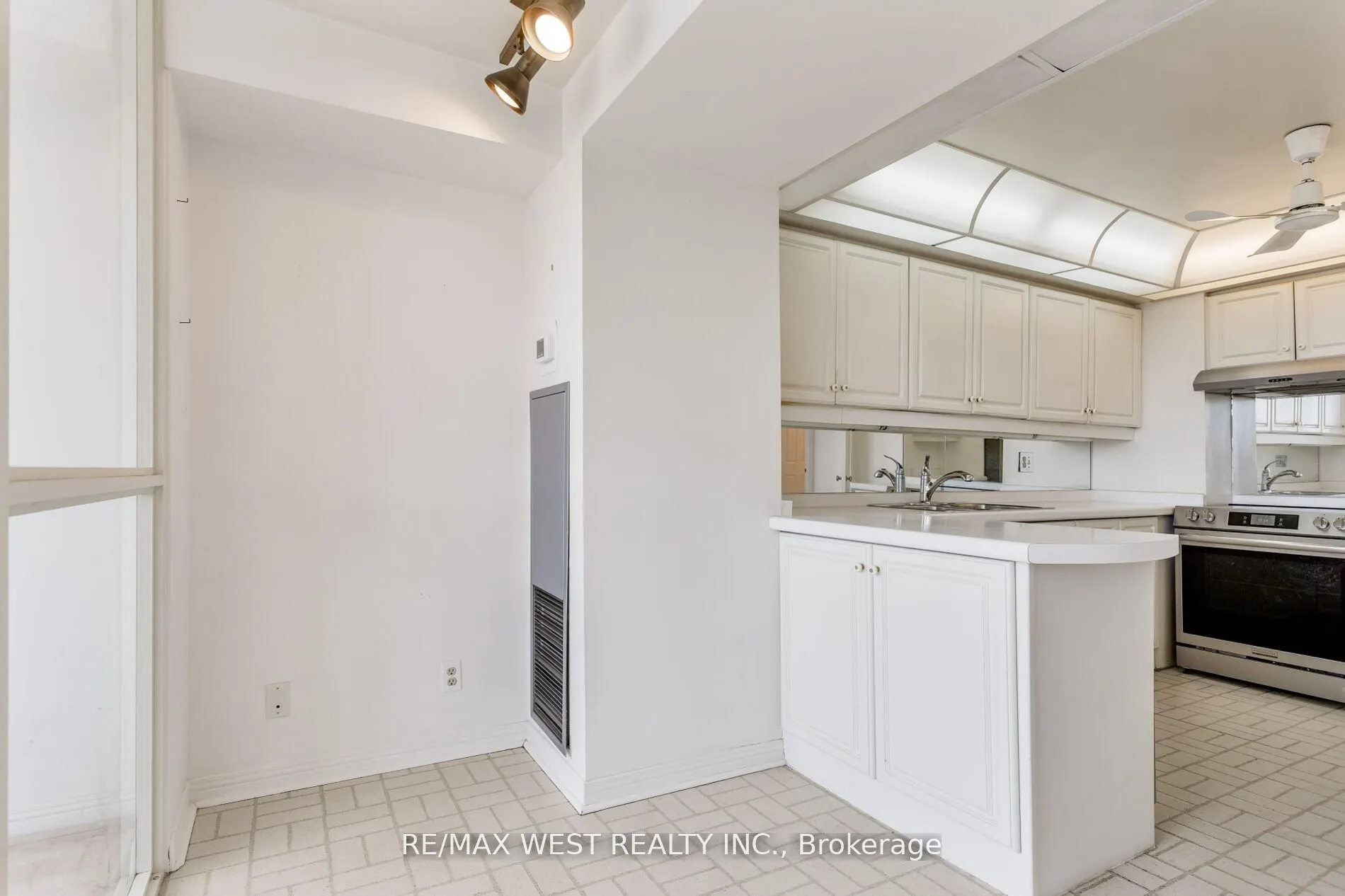 1 Aberfoyle Crescent #411