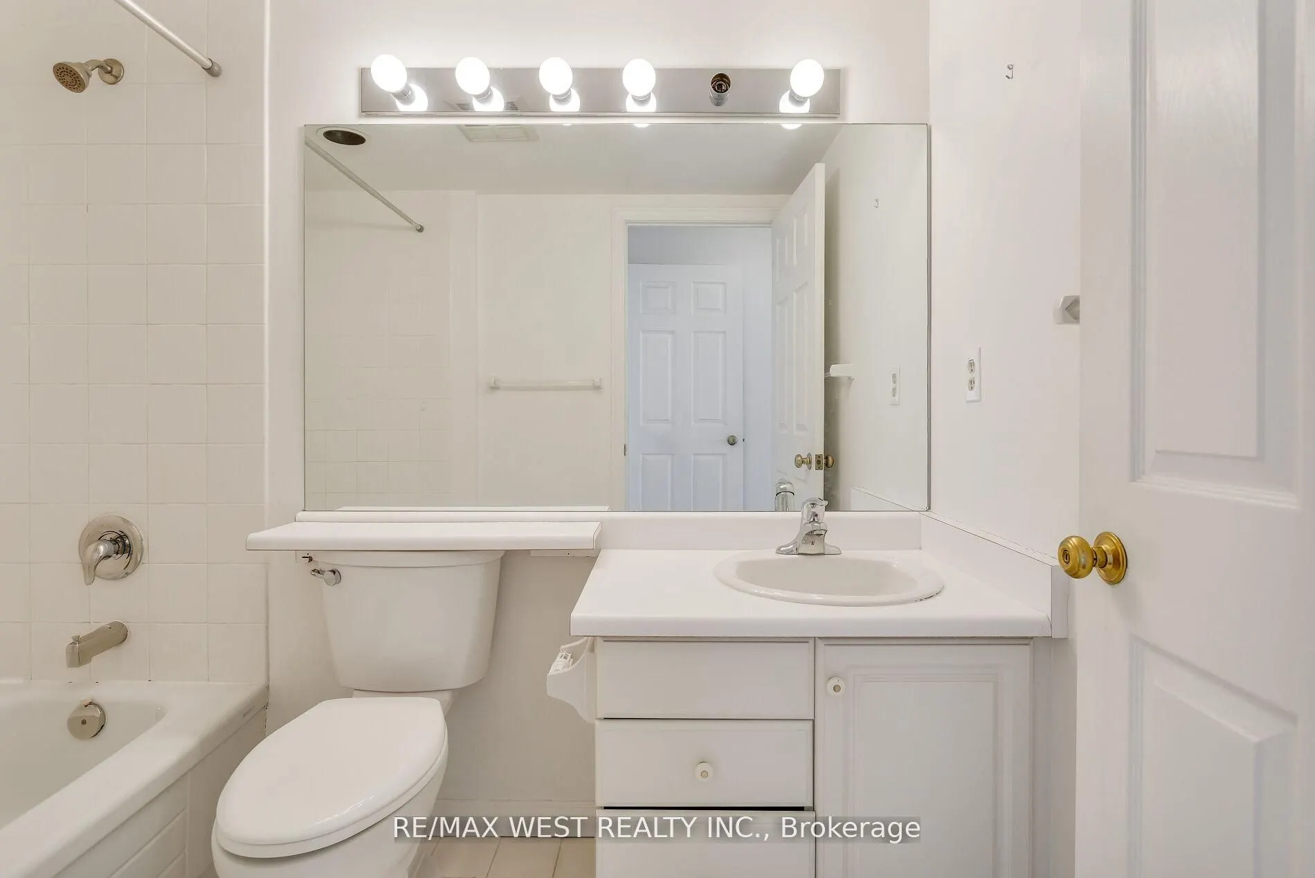 1 Aberfoyle Crescent #411
