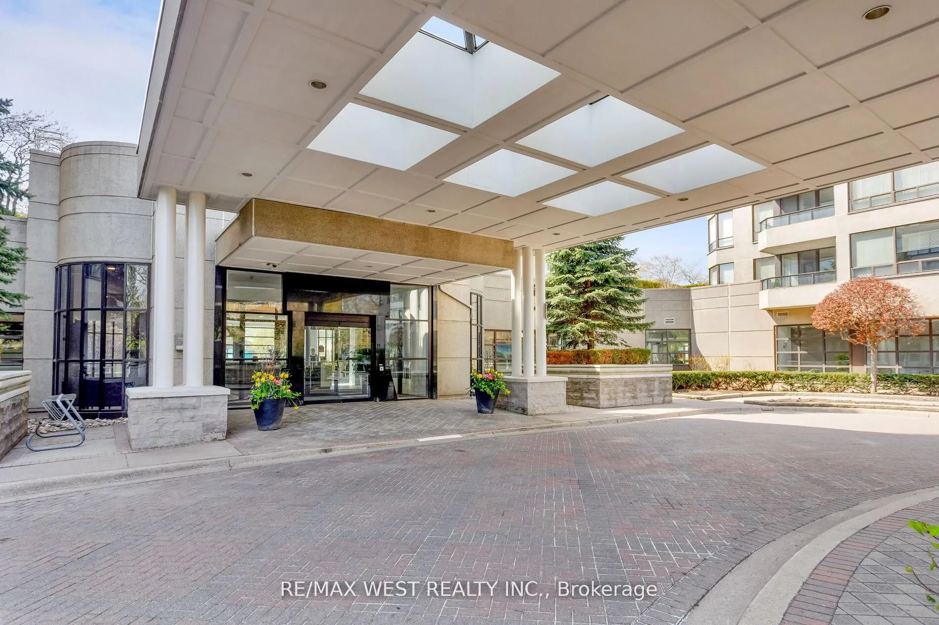 1 Aberfoyle Crescent #411
