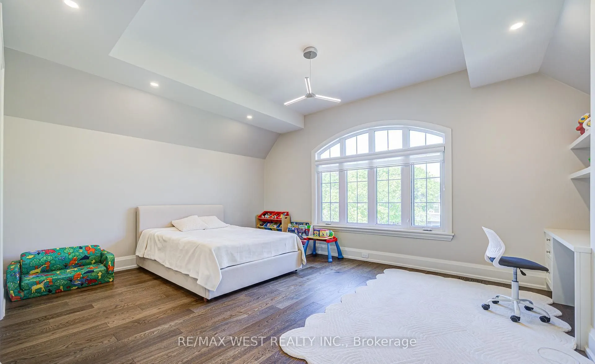 2194 Haygate Crescent