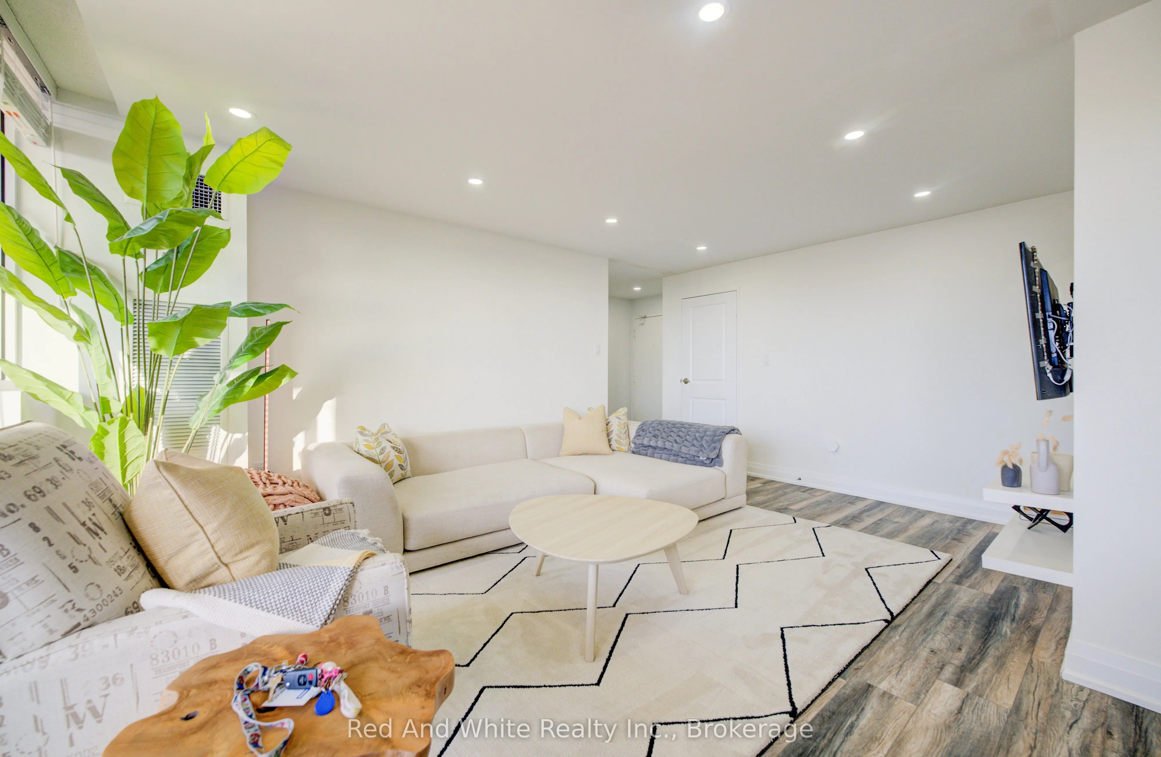 3590 Kaneff Crescent #2013