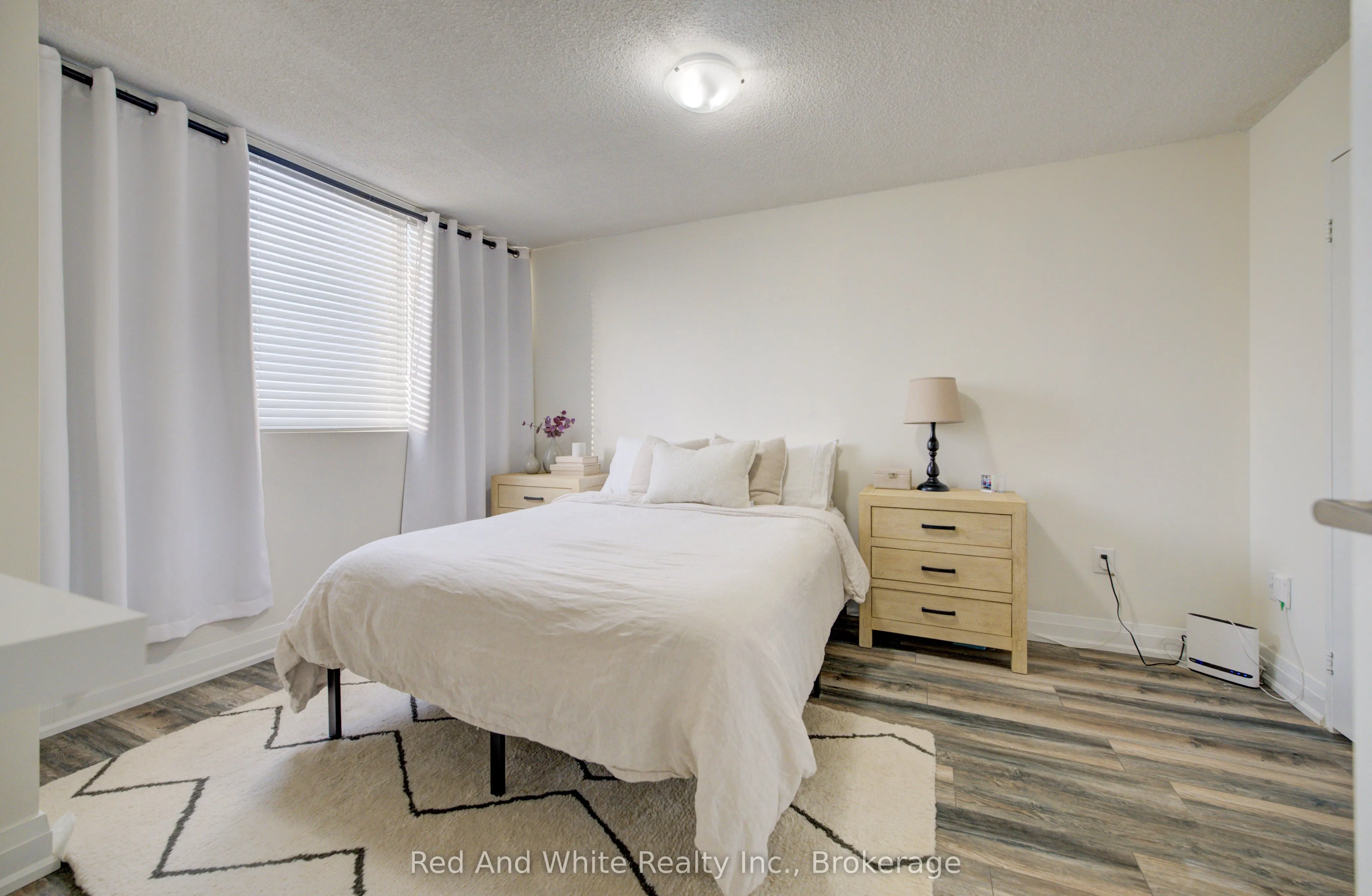 3590 Kaneff Crescent #2013