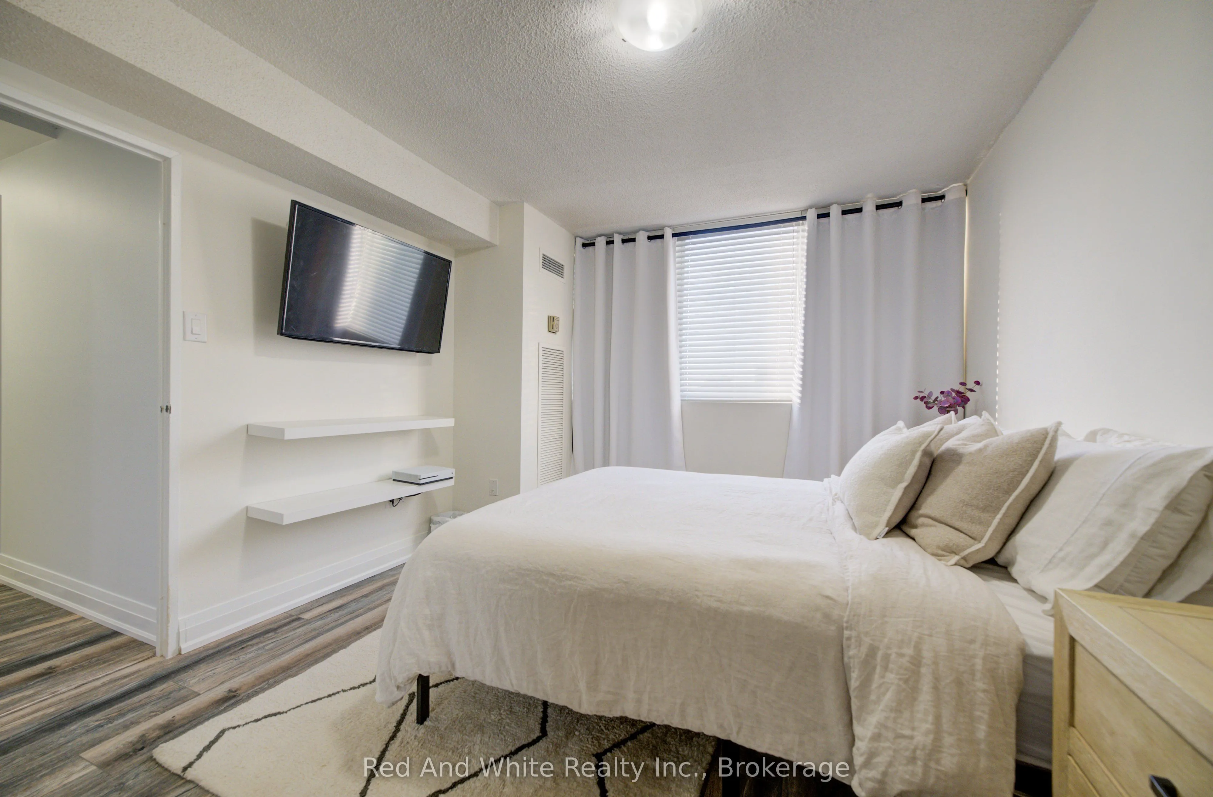 3590 Kaneff Crescent #2013