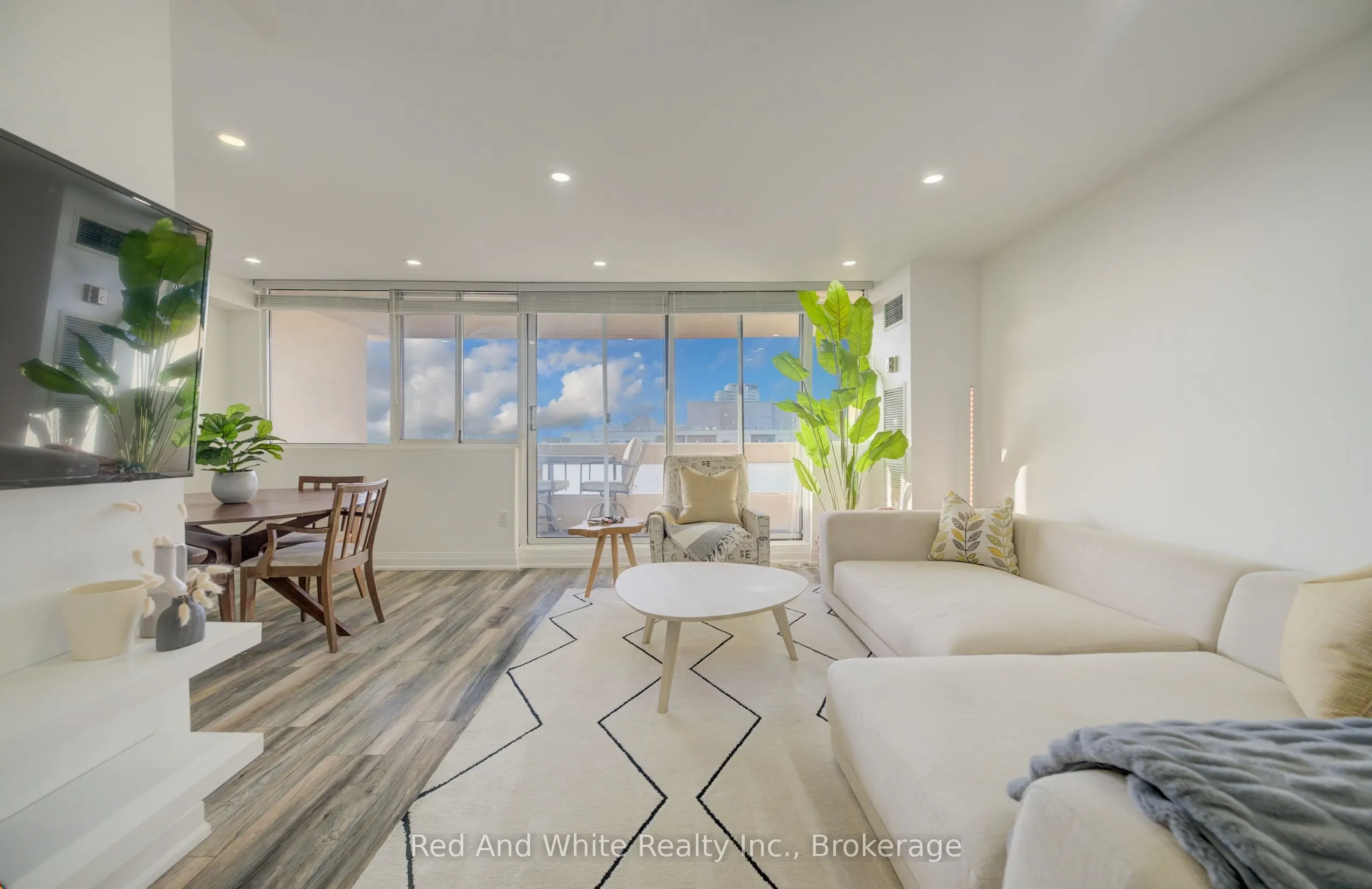 3590 Kaneff Crescent #2013