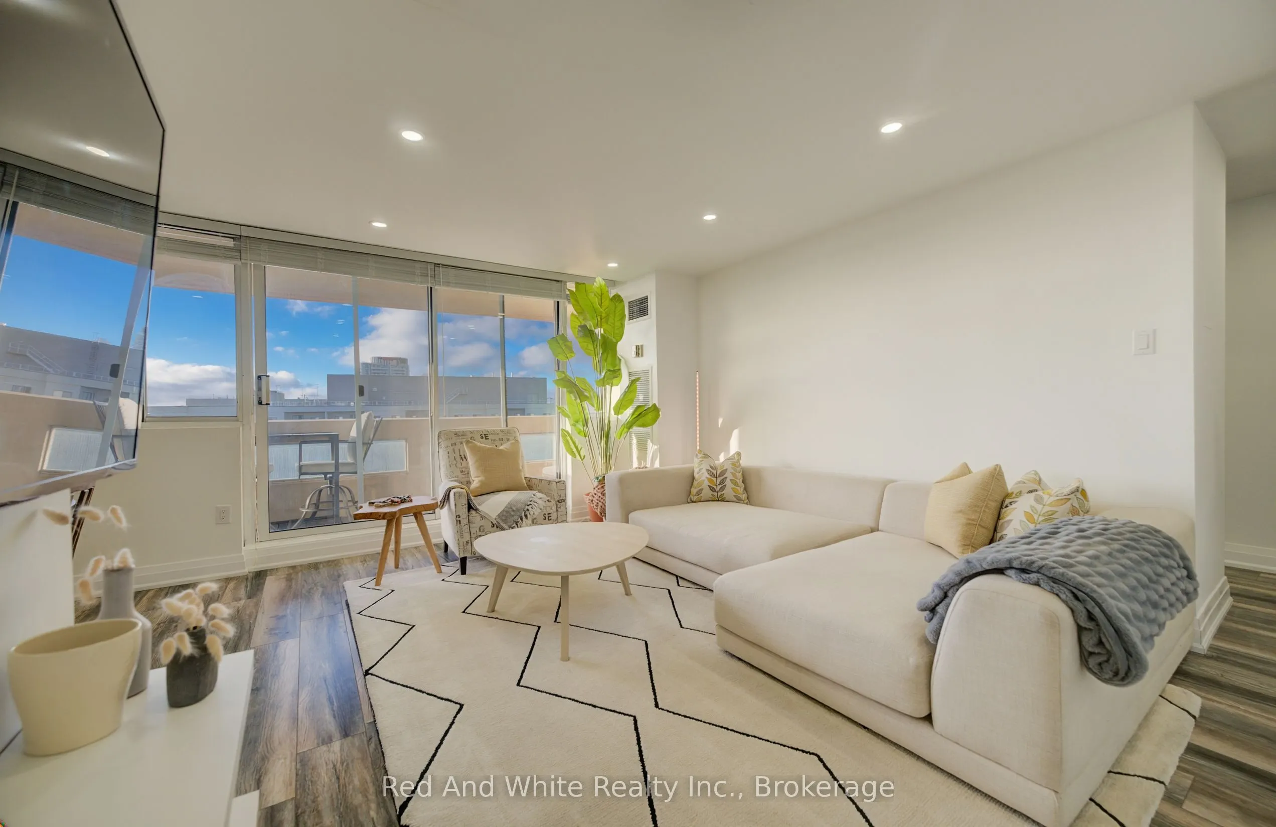 3590 Kaneff Crescent #2013