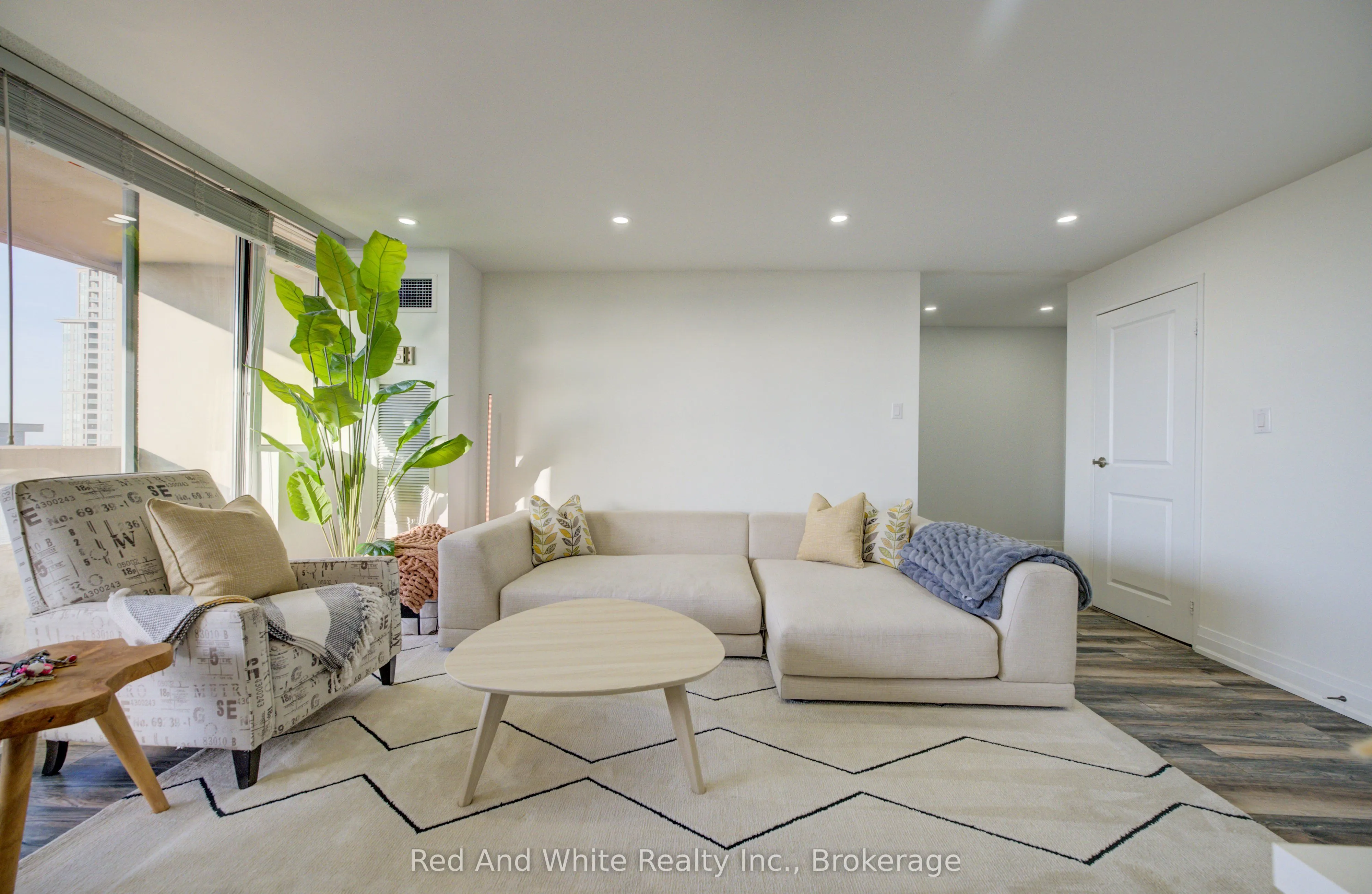 3590 Kaneff Crescent #2013