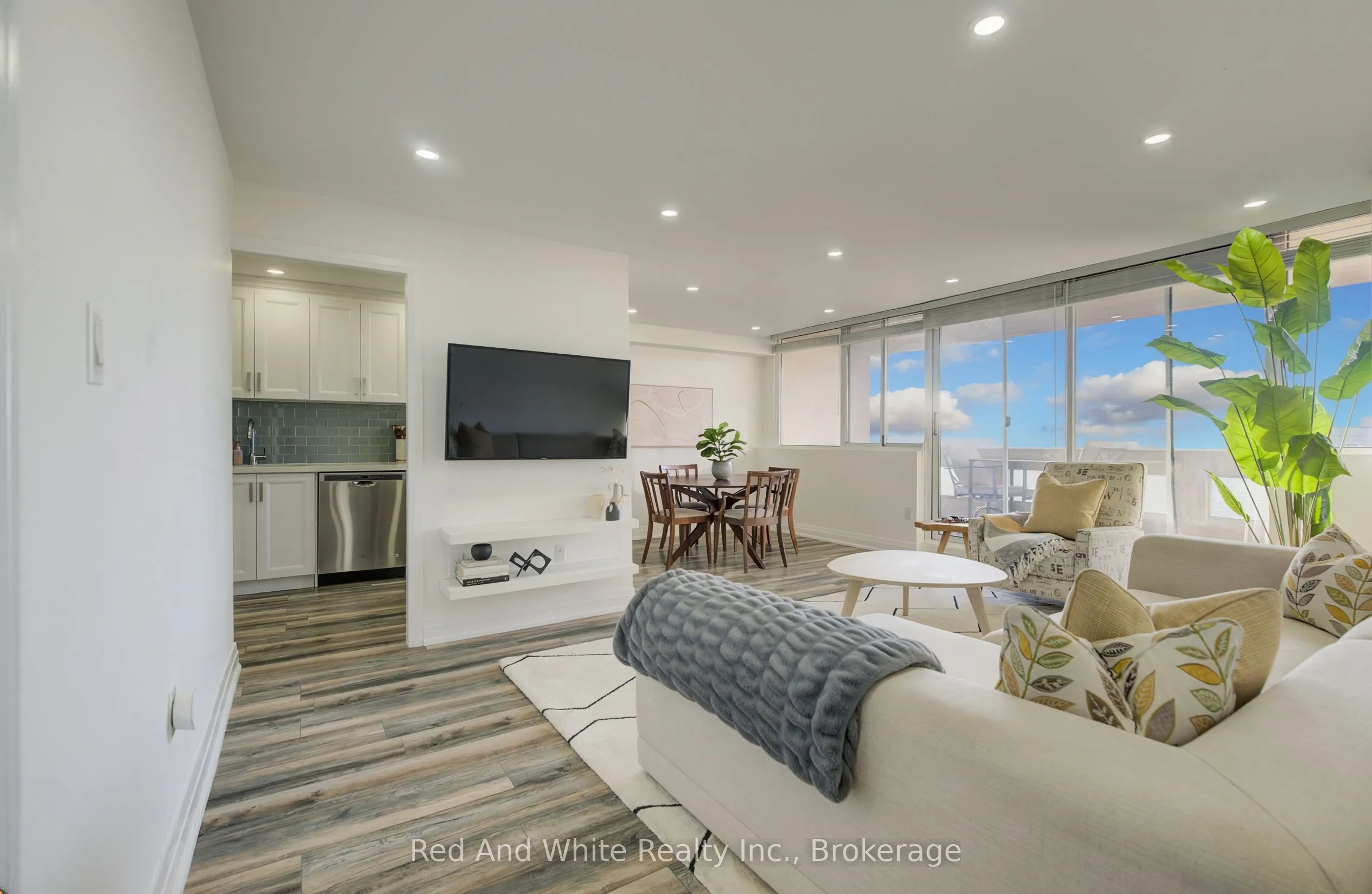 3590 Kaneff Crescent #2013