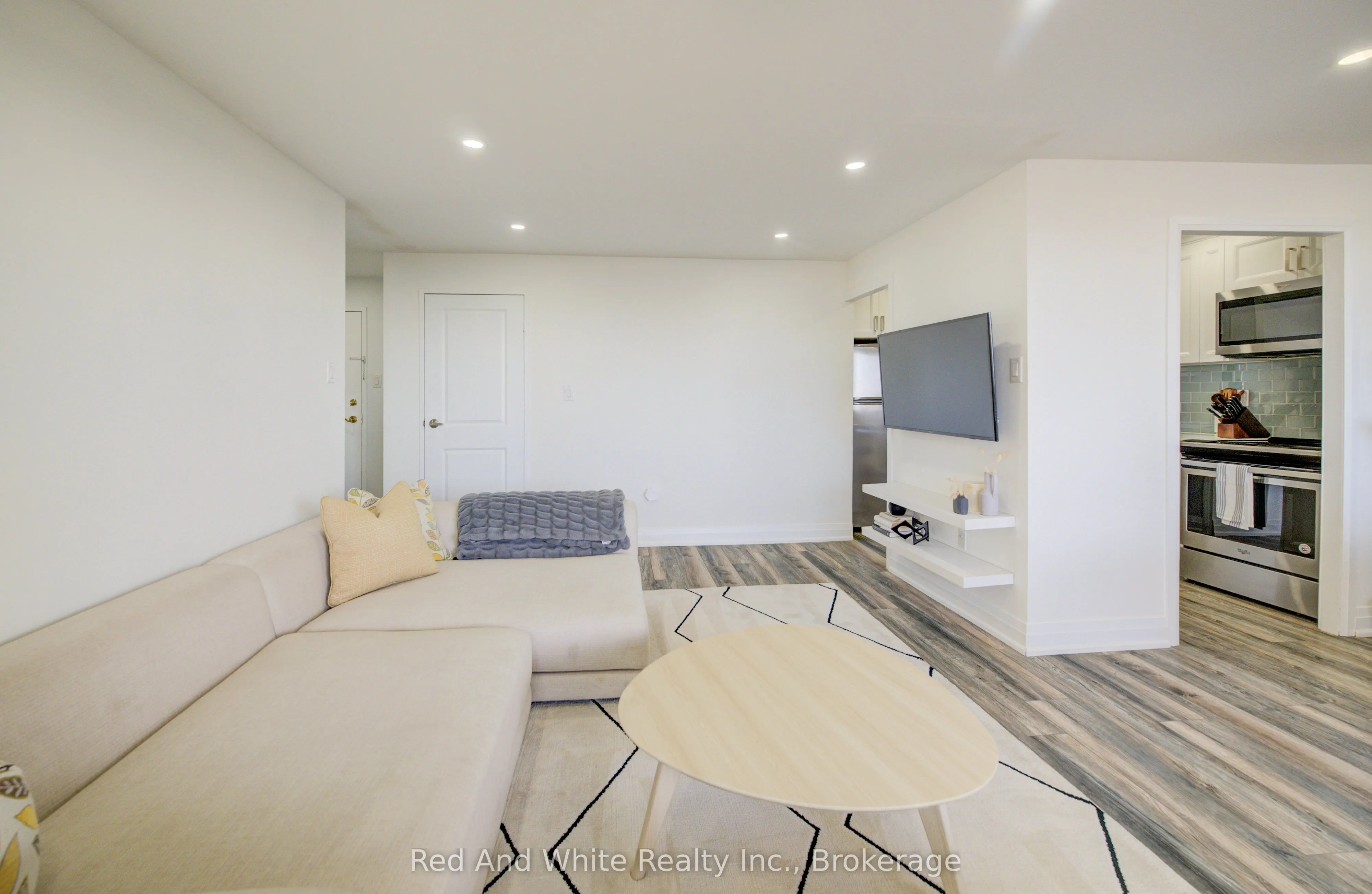 3590 Kaneff Crescent #2013
