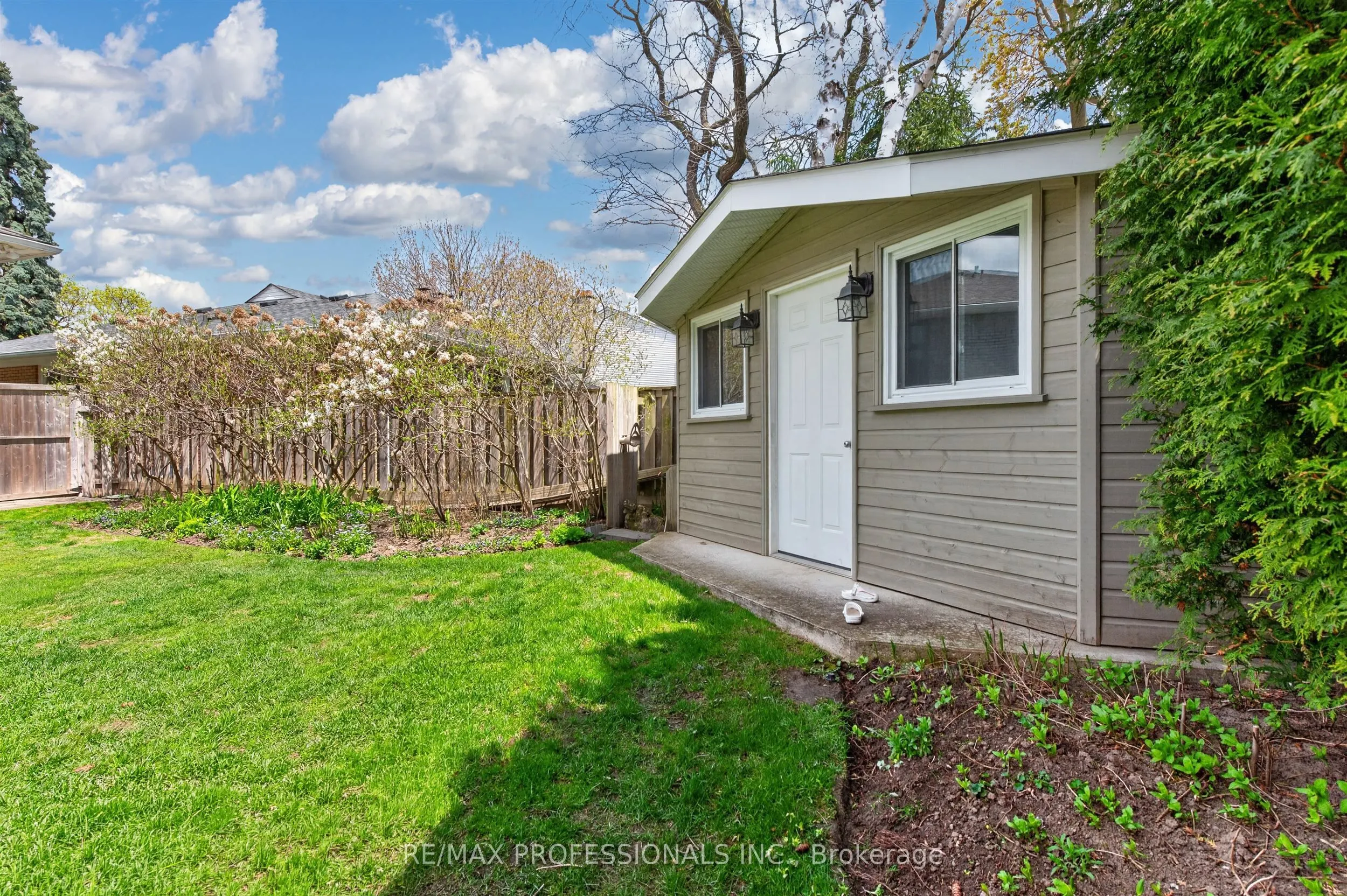 64 Ravensbourne Crescent