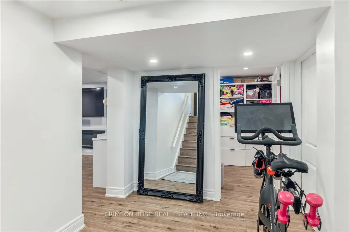 89 Holyrood Avenue