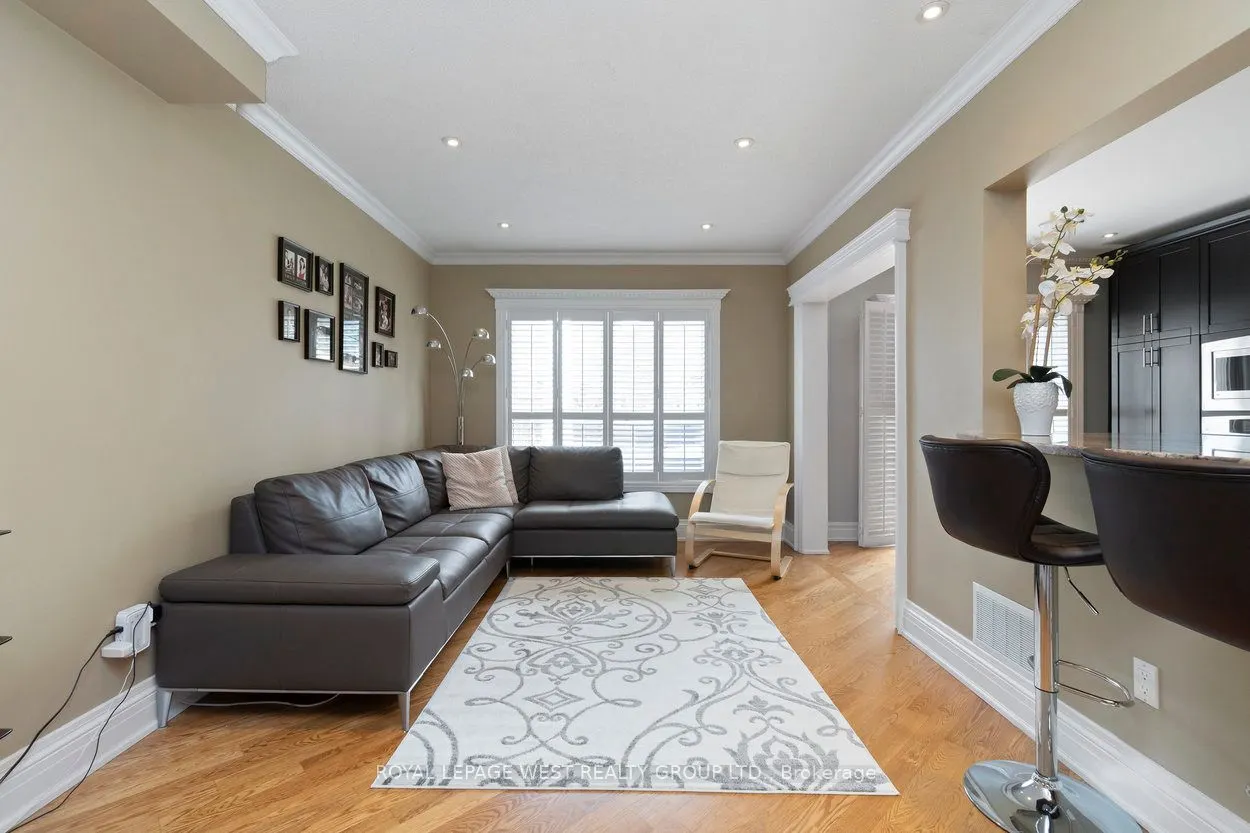 859 Mays Crescent