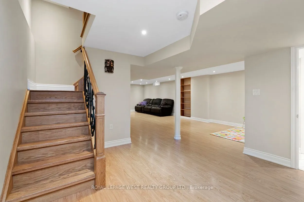 859 Mays Crescent