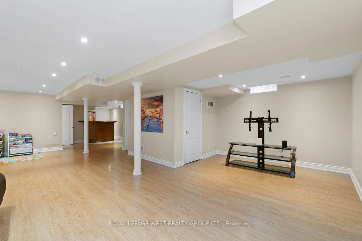 859 Mays Crescent