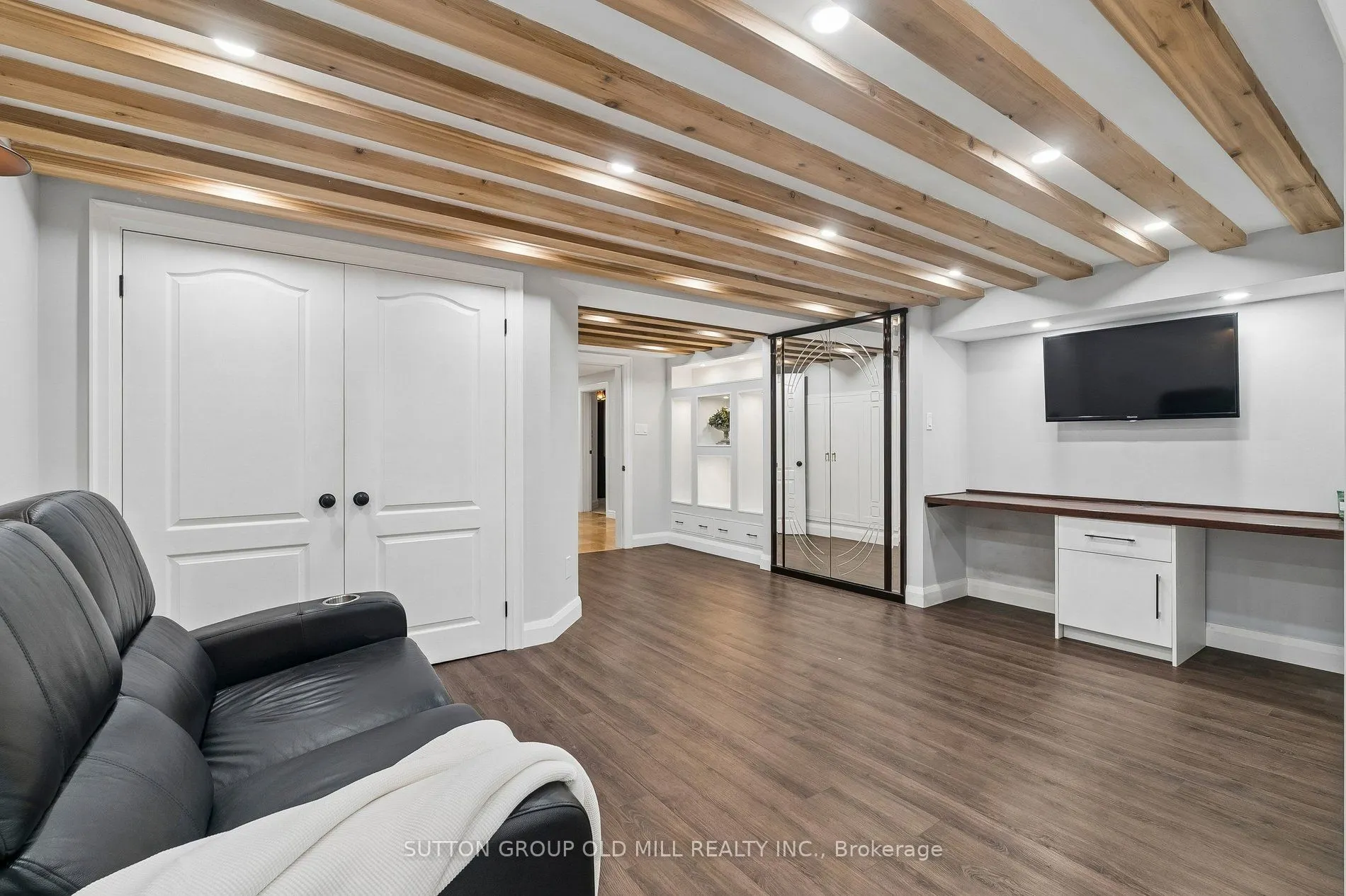 7 Rolling Meadow Drive