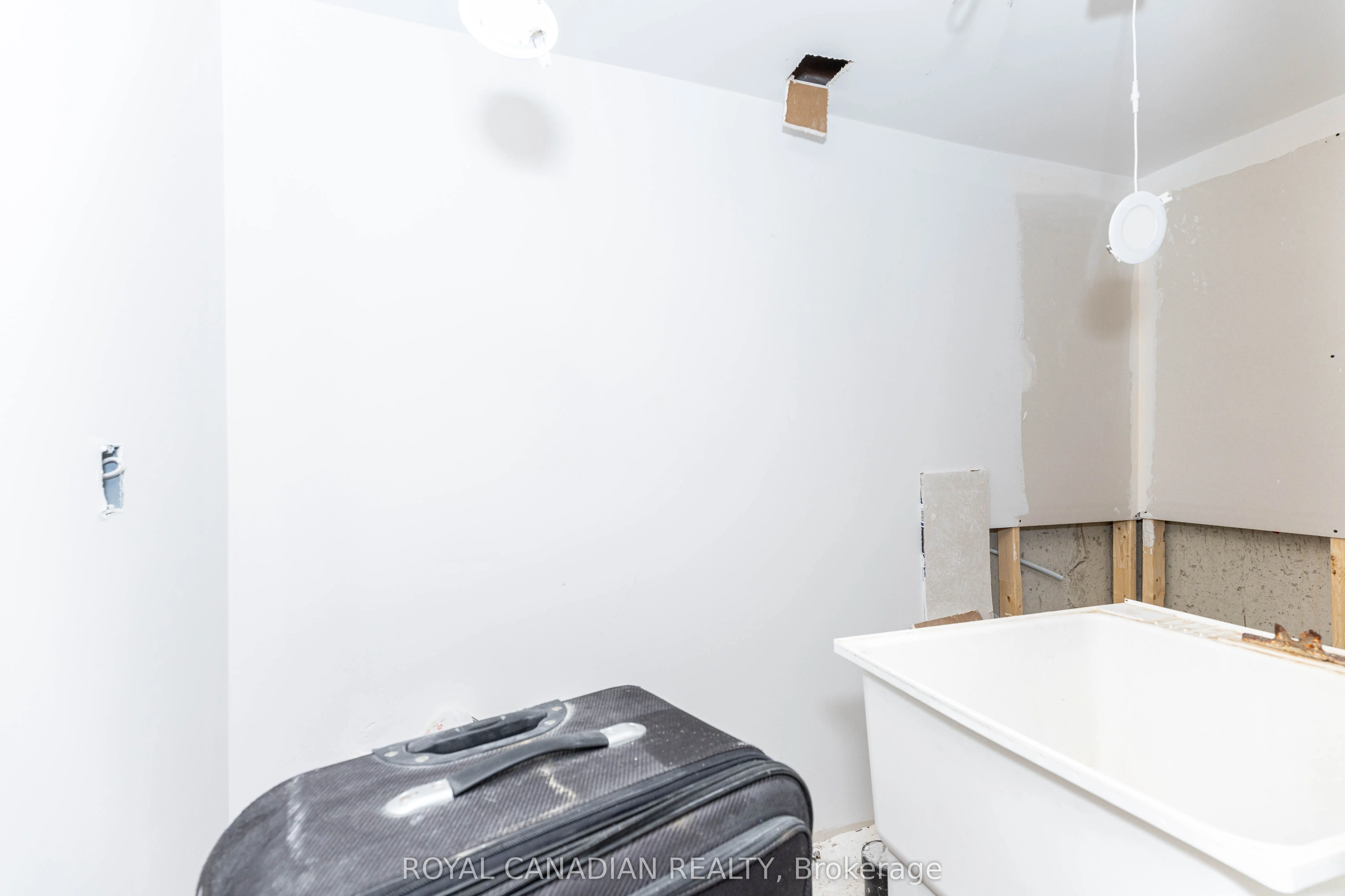 101 Crystalview Crescent