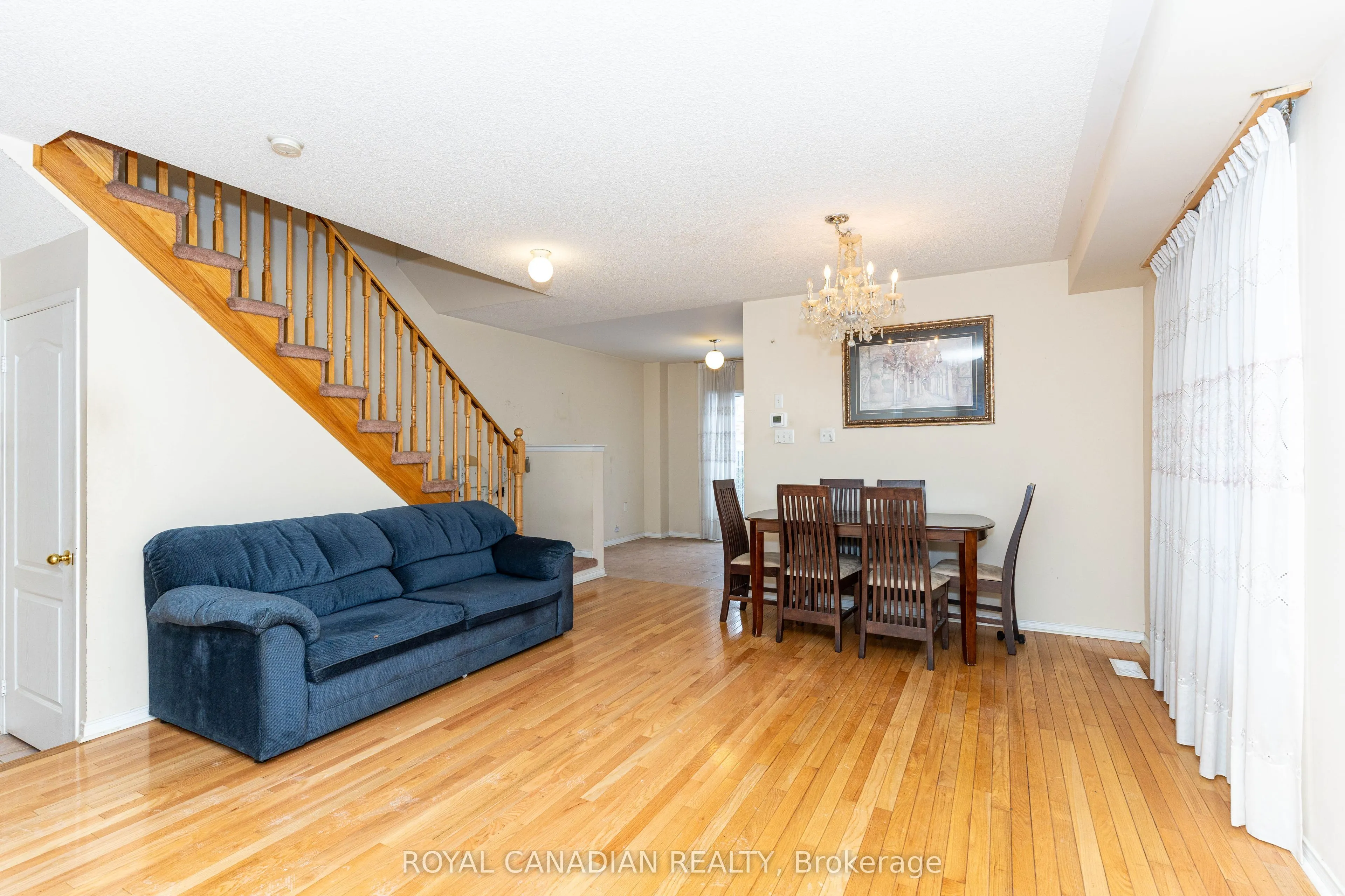 101 Crystalview Crescent