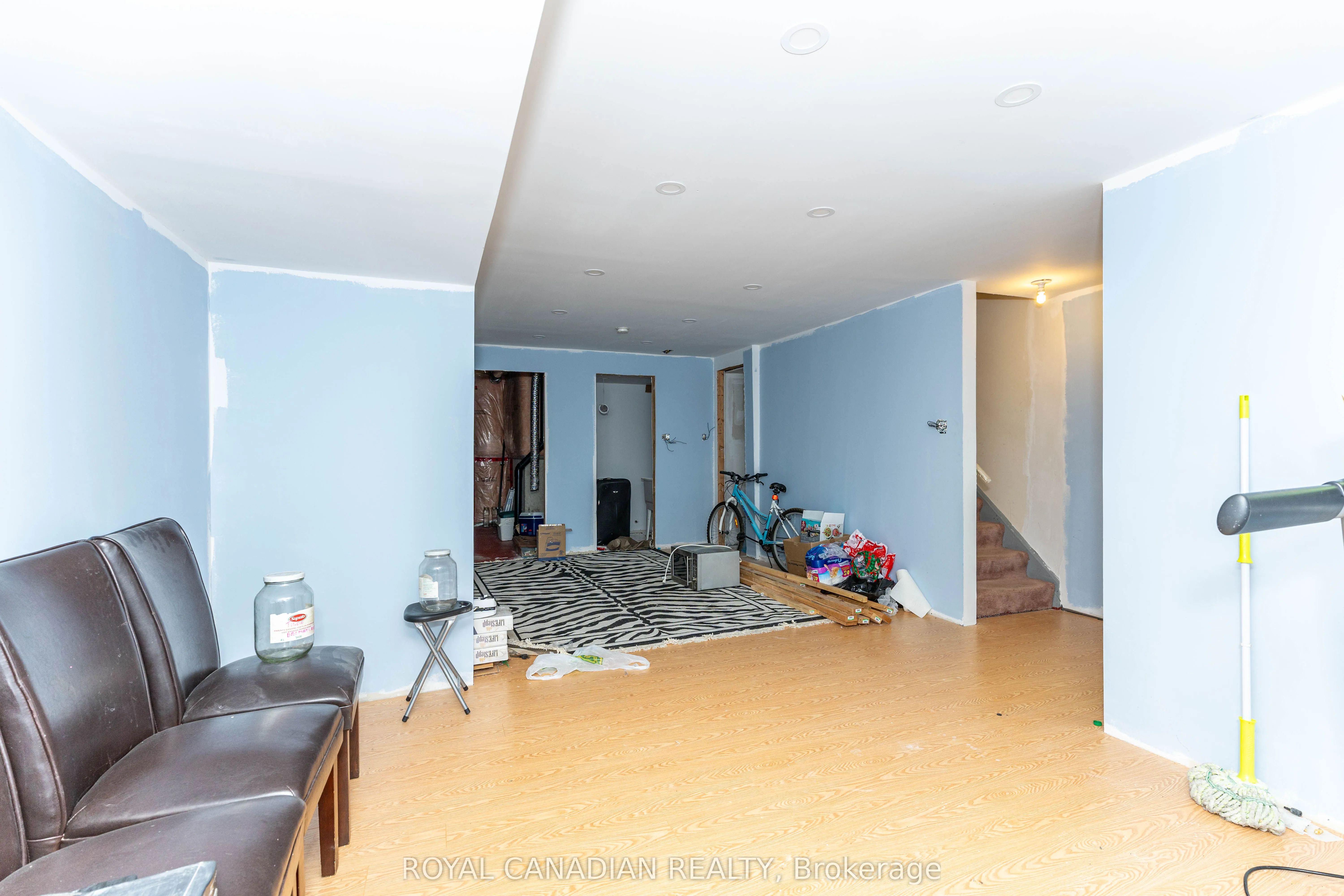 101 Crystalview Crescent