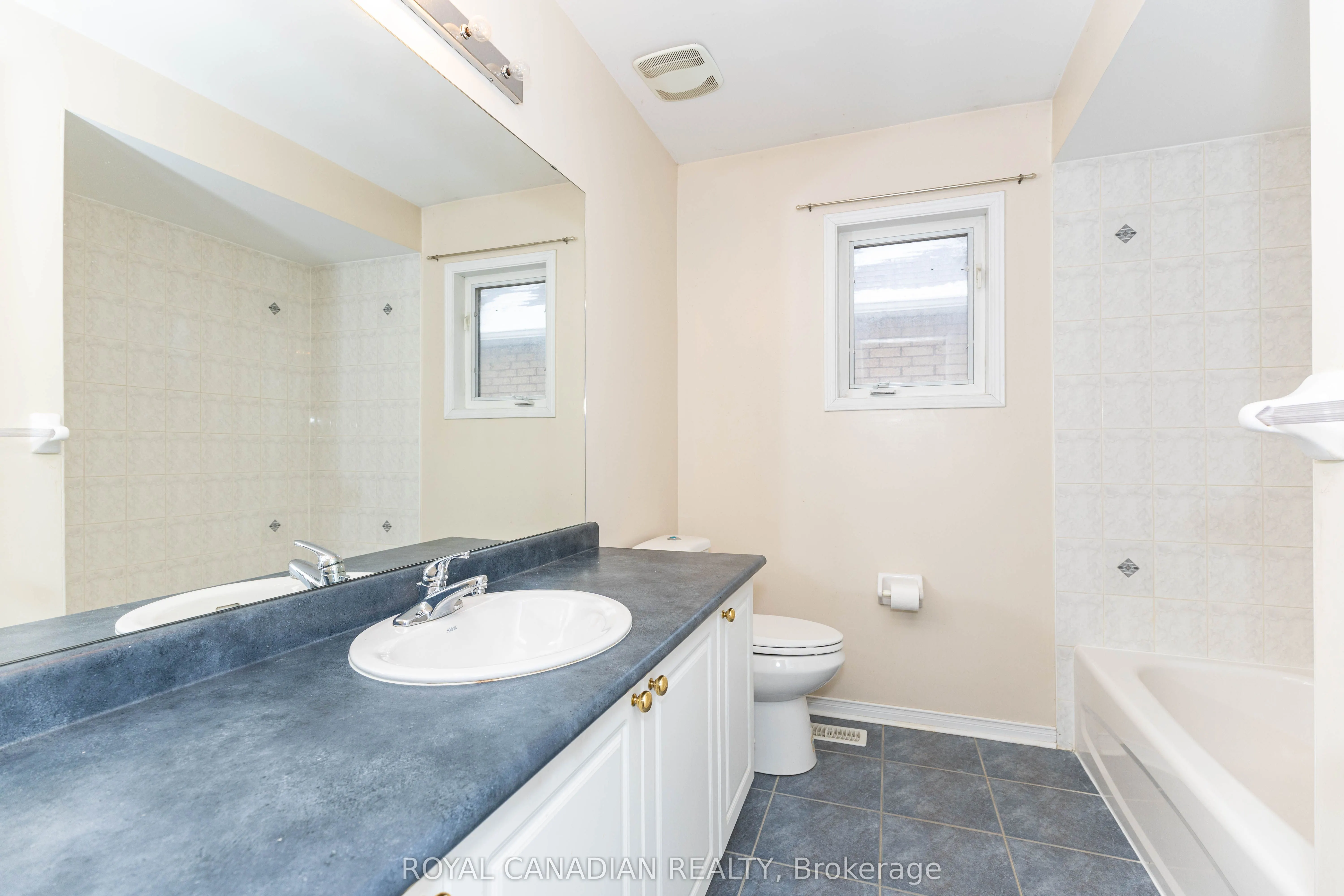 101 Crystalview Crescent