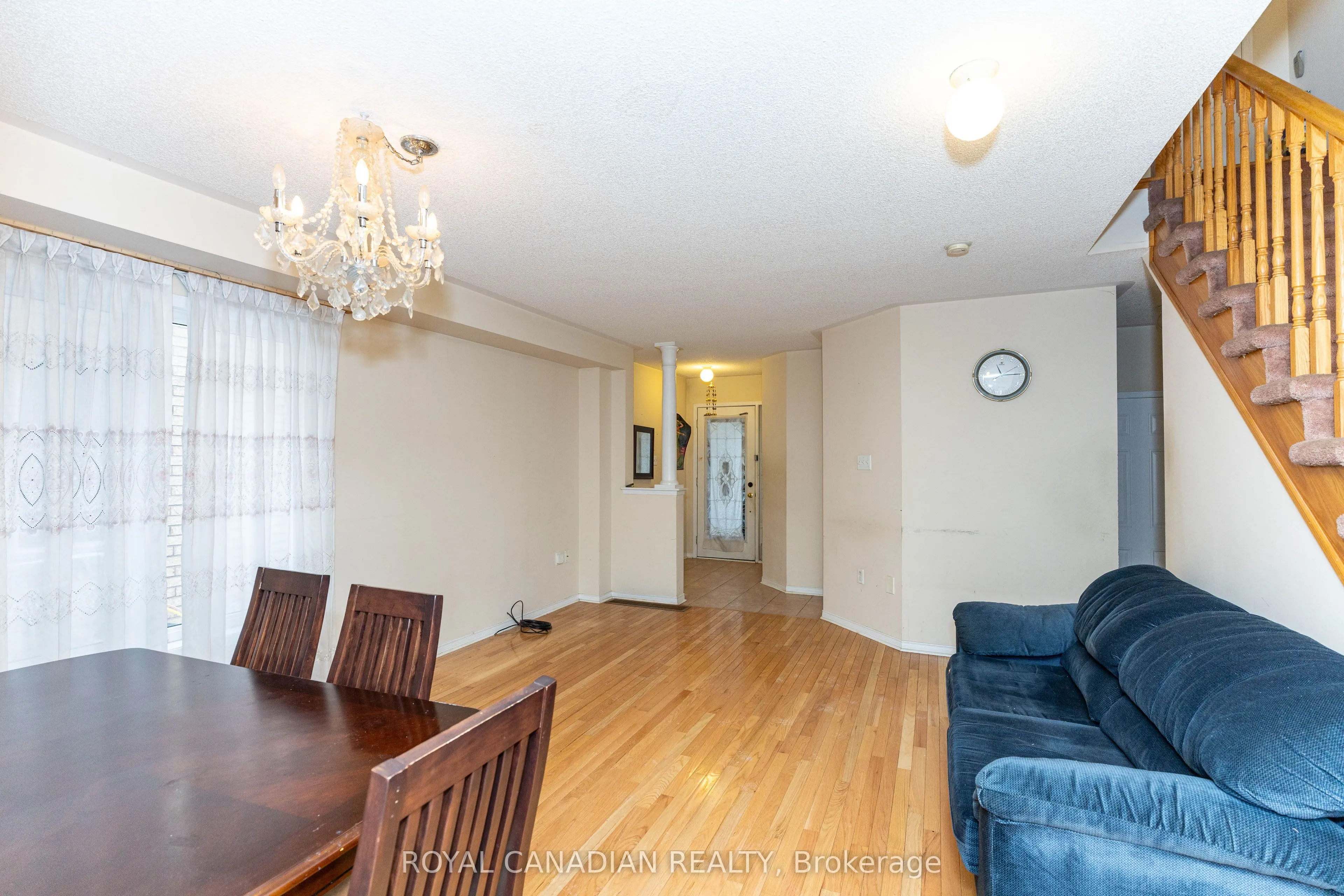101 Crystalview Crescent